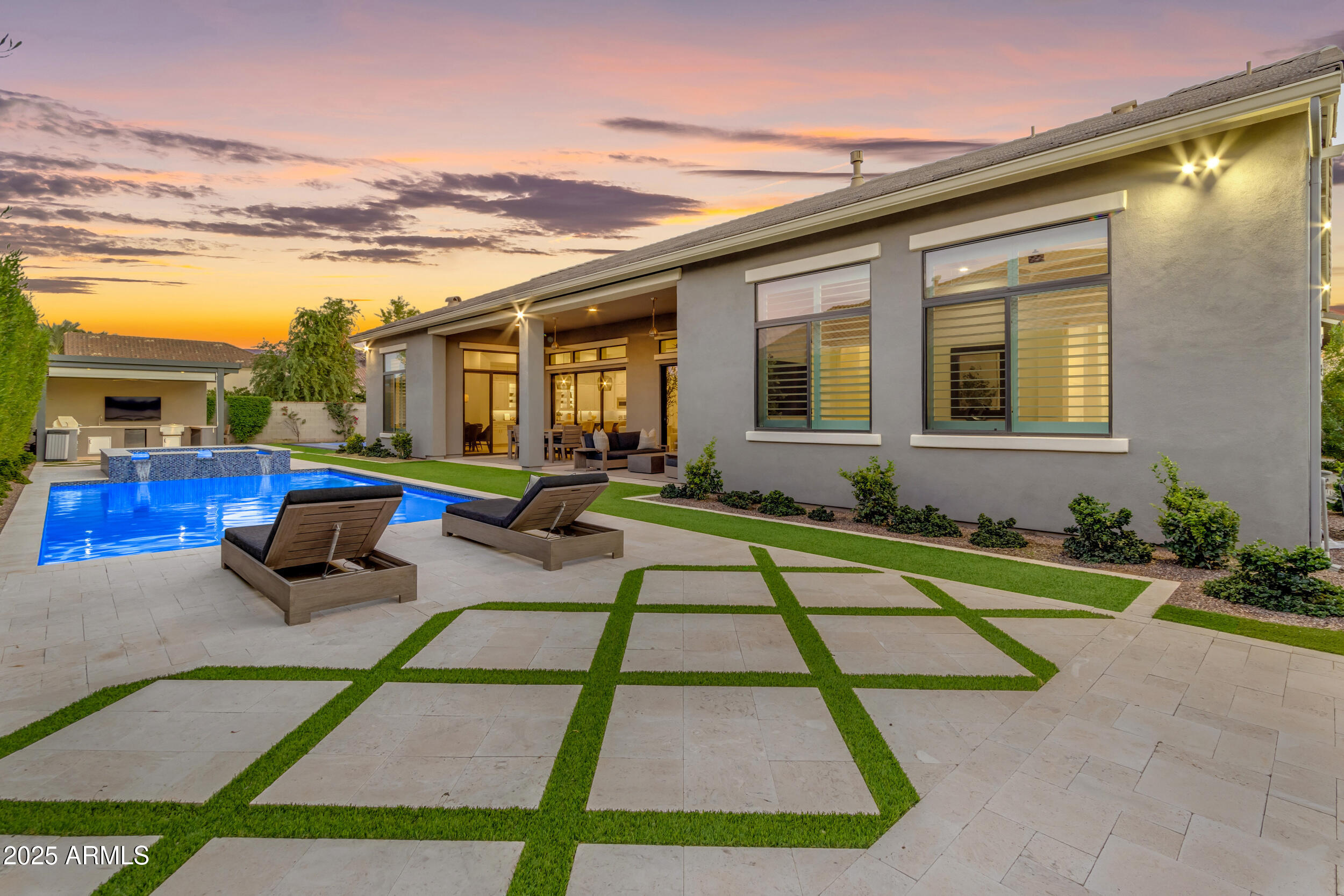 2580 E COUNTRY SHADOWS Street