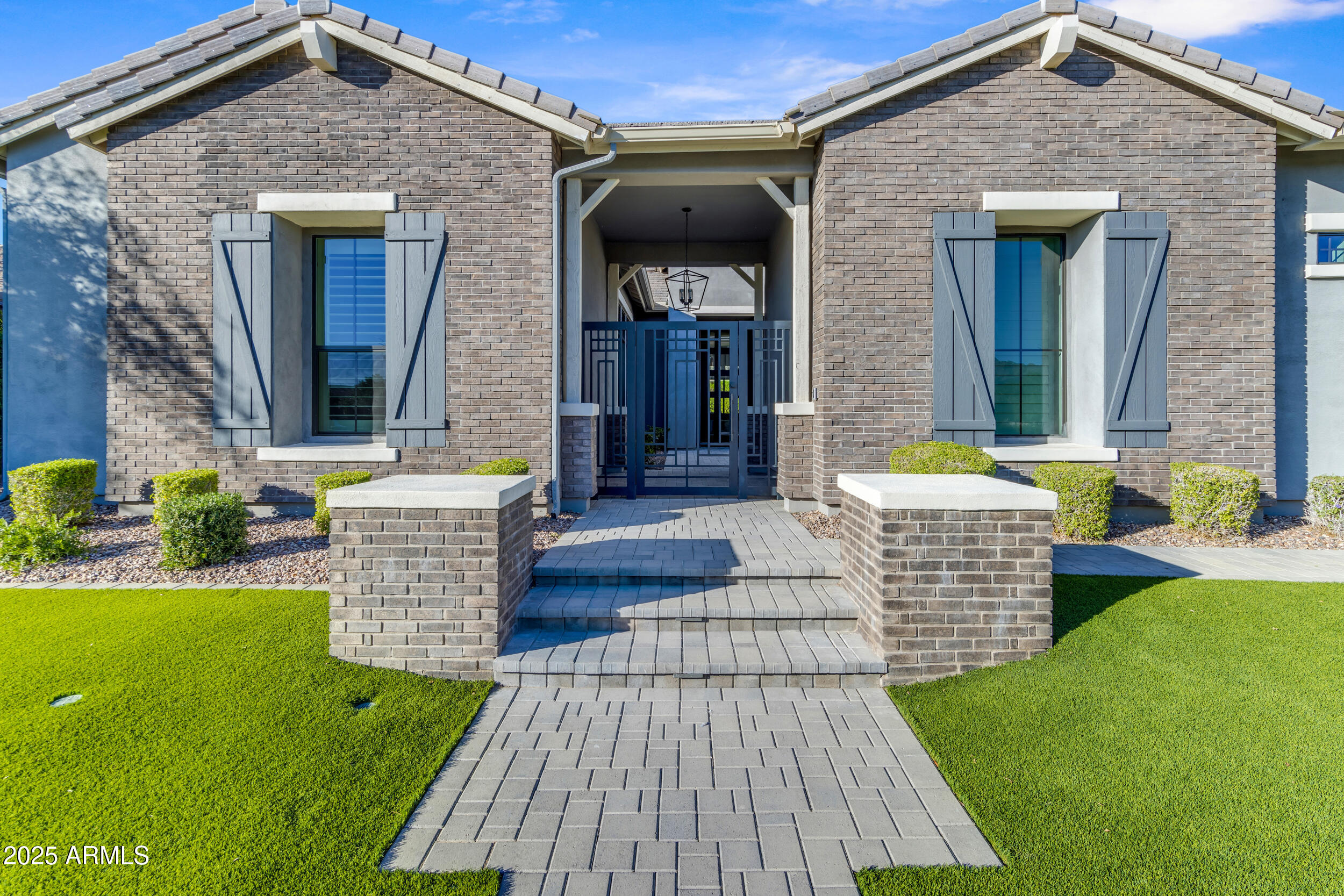 2580 E COUNTRY SHADOWS Street