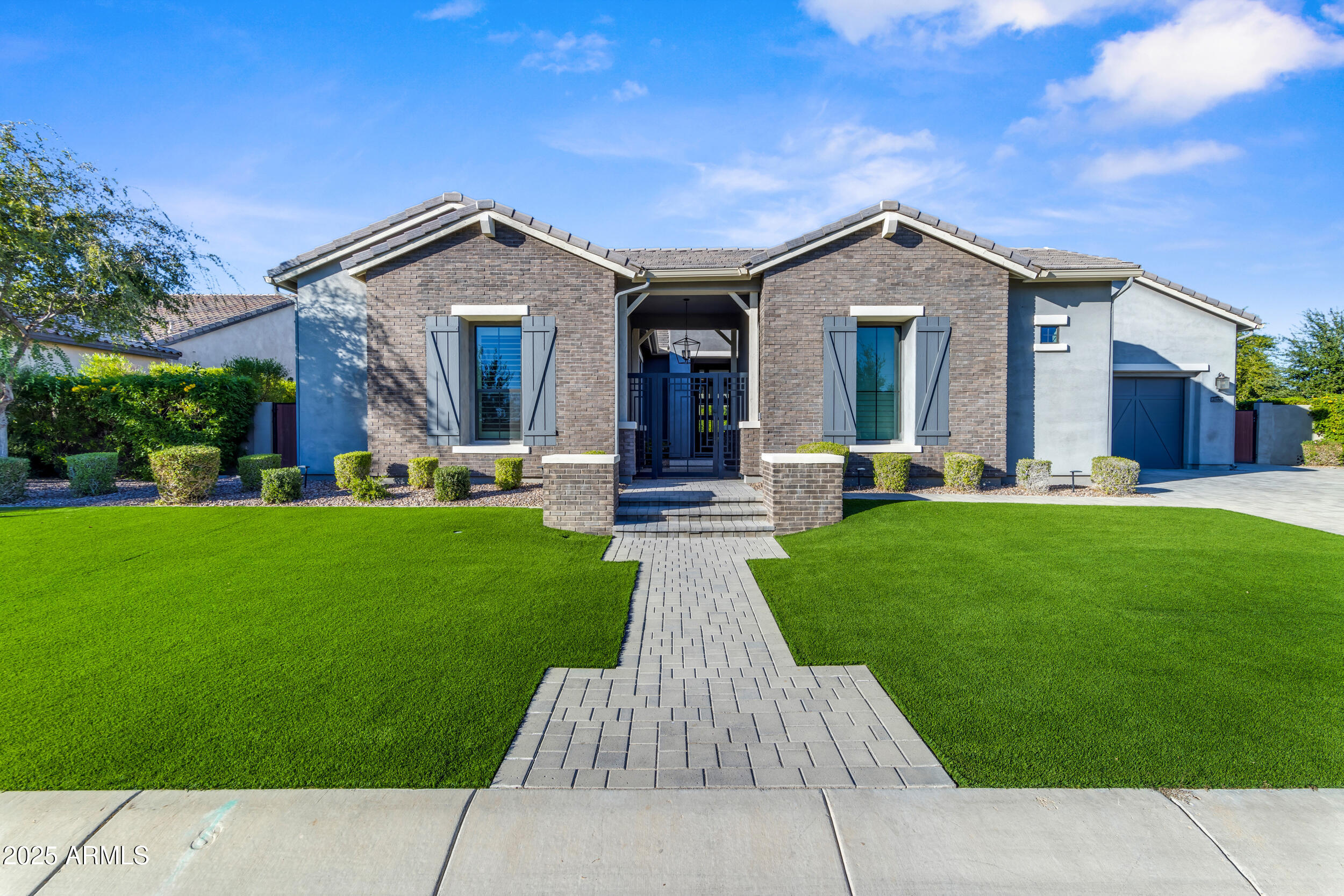 2580 E COUNTRY SHADOWS Street