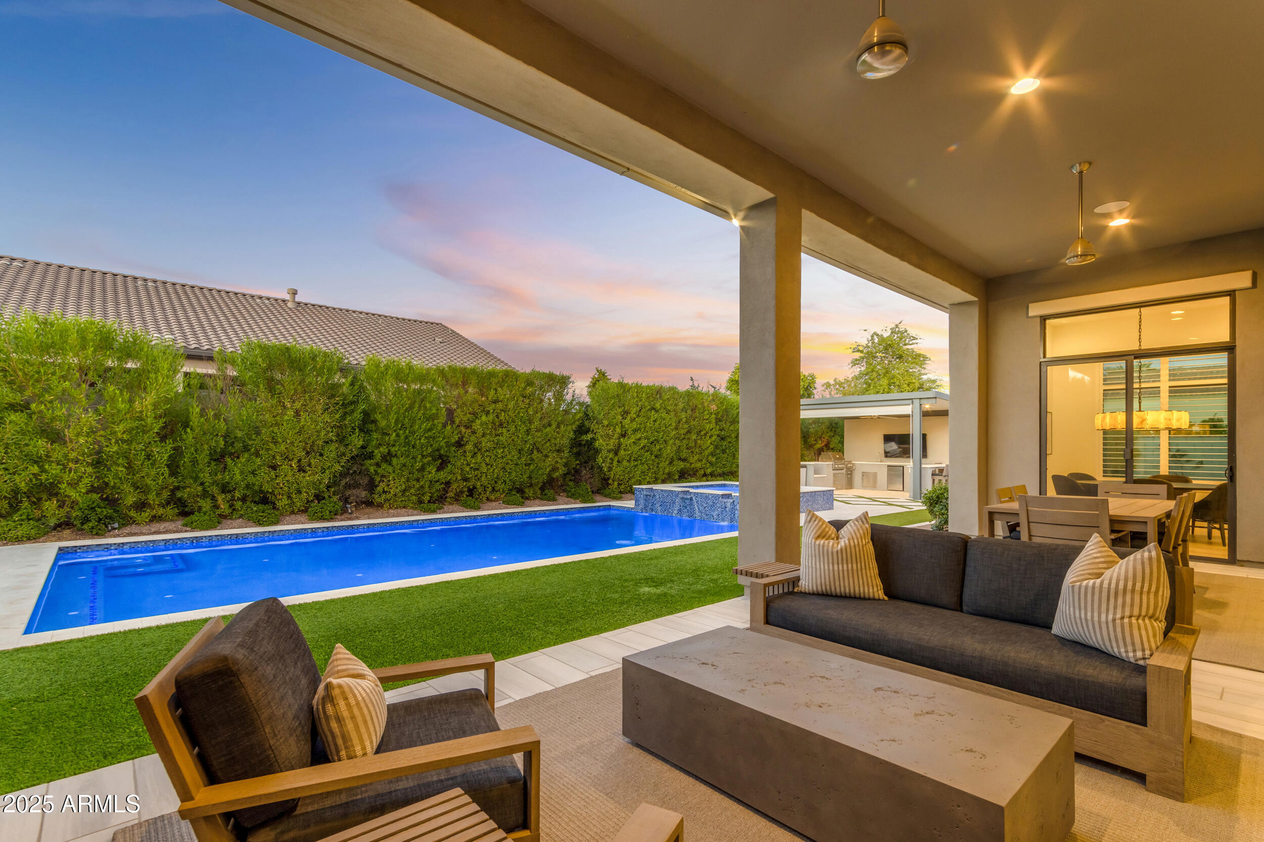 2580 E COUNTRY SHADOWS Street