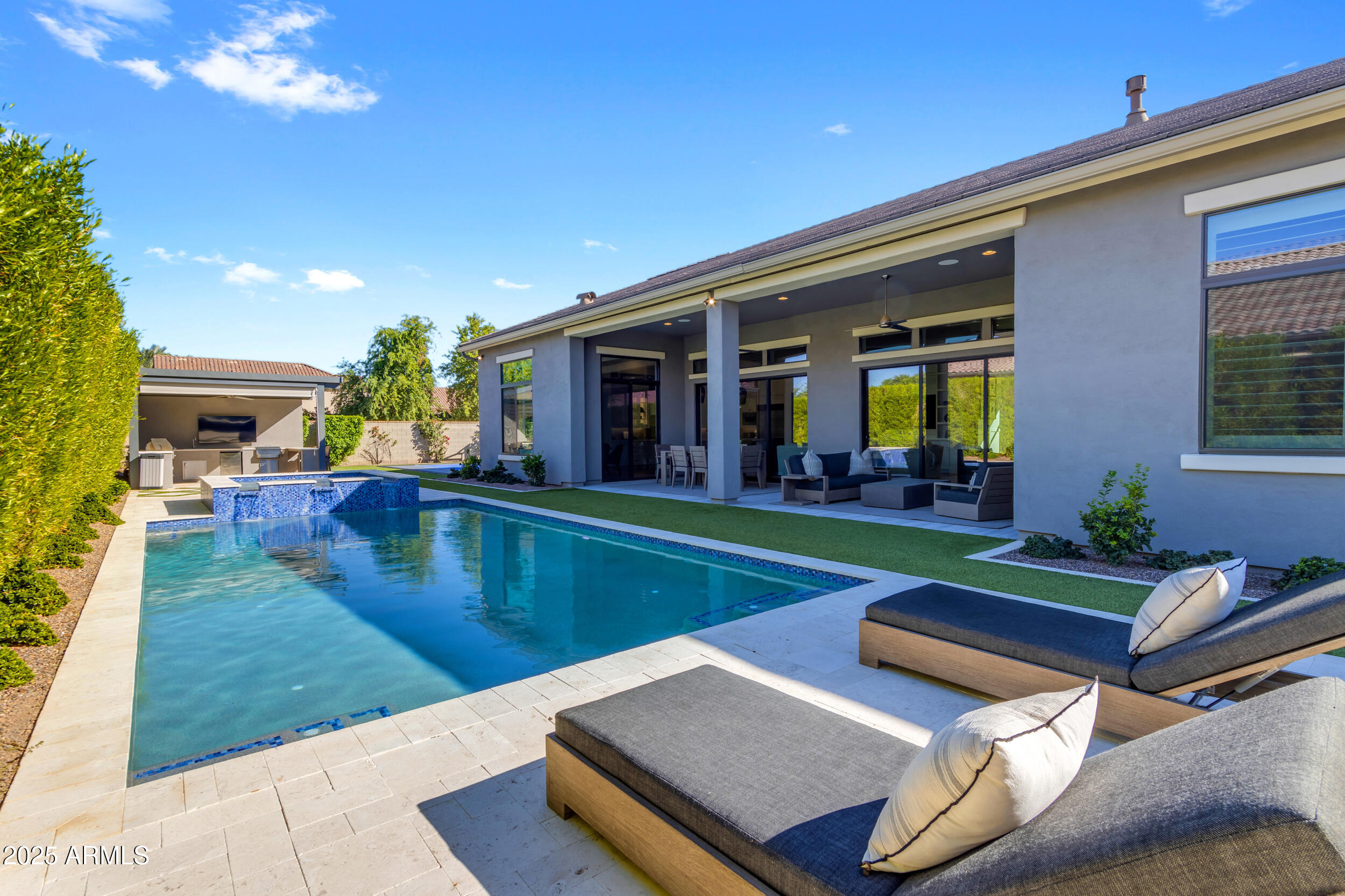 2580 E COUNTRY SHADOWS Street