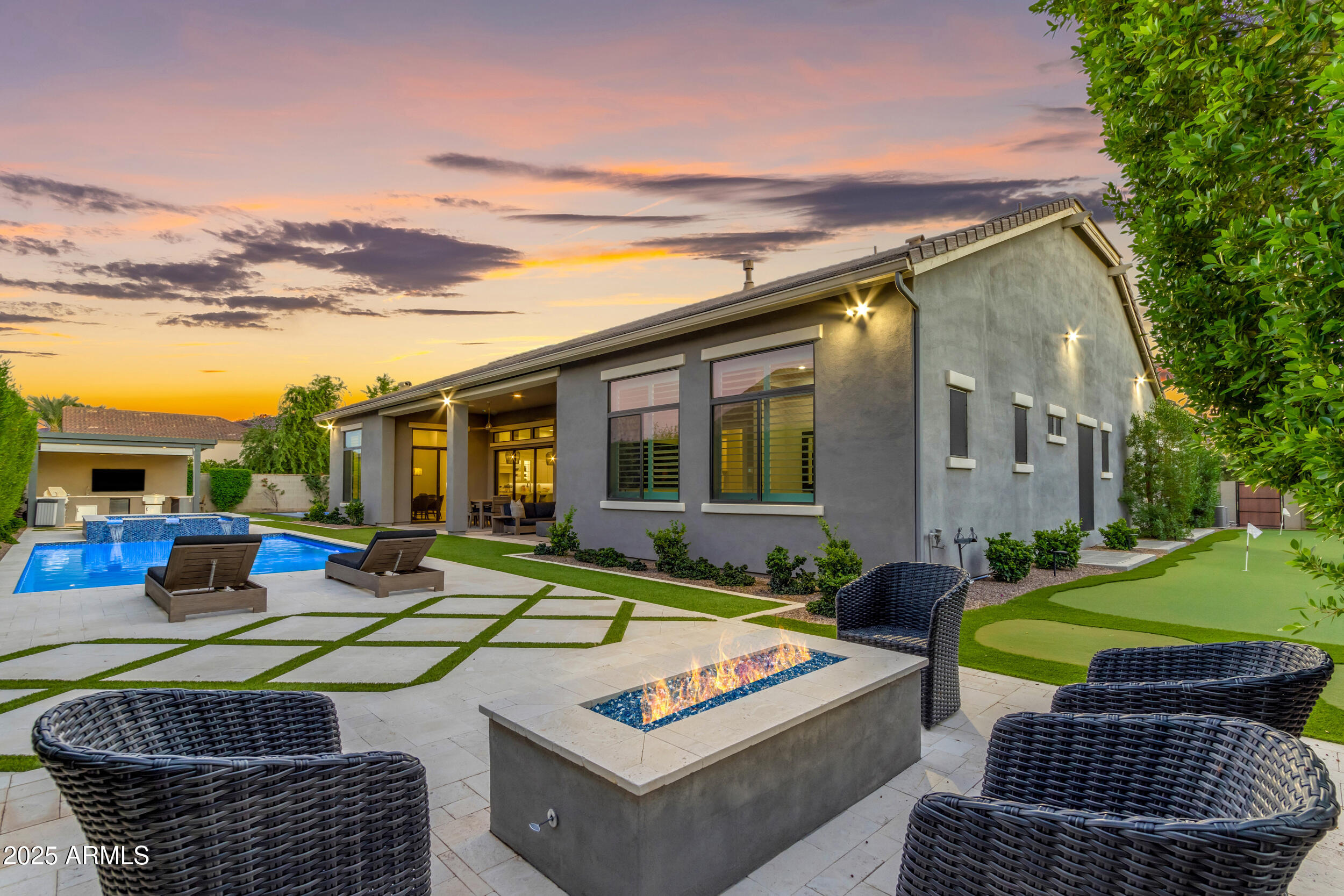 2580 E COUNTRY SHADOWS Street