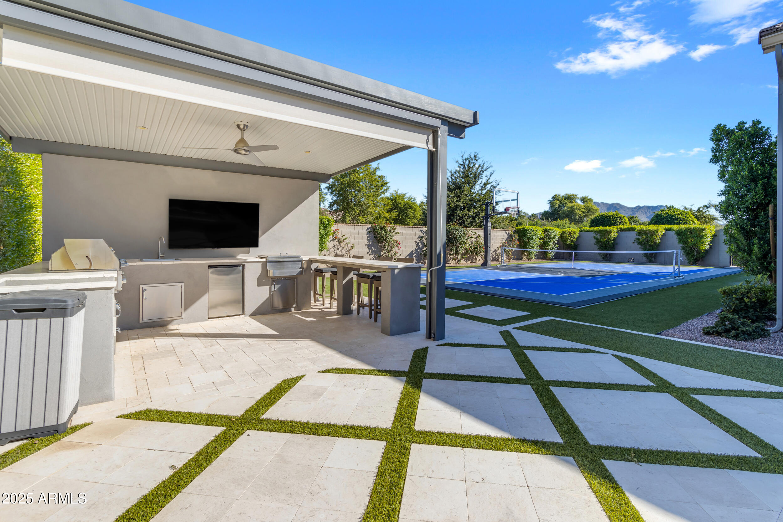 2580 E COUNTRY SHADOWS Street