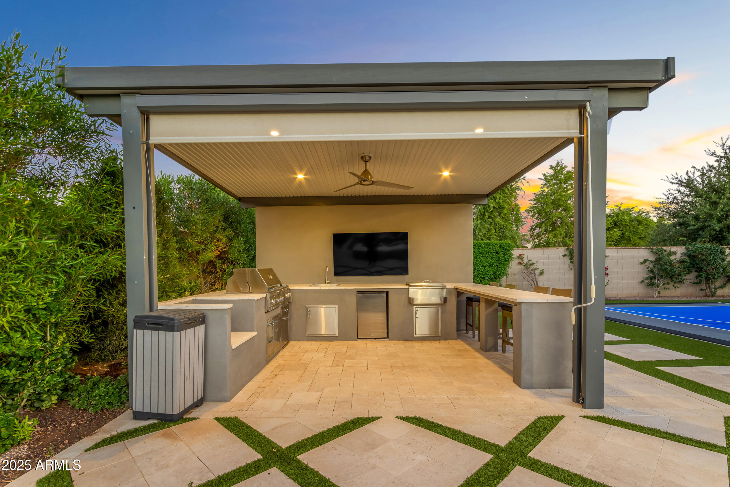 2580 E COUNTRY SHADOWS Street