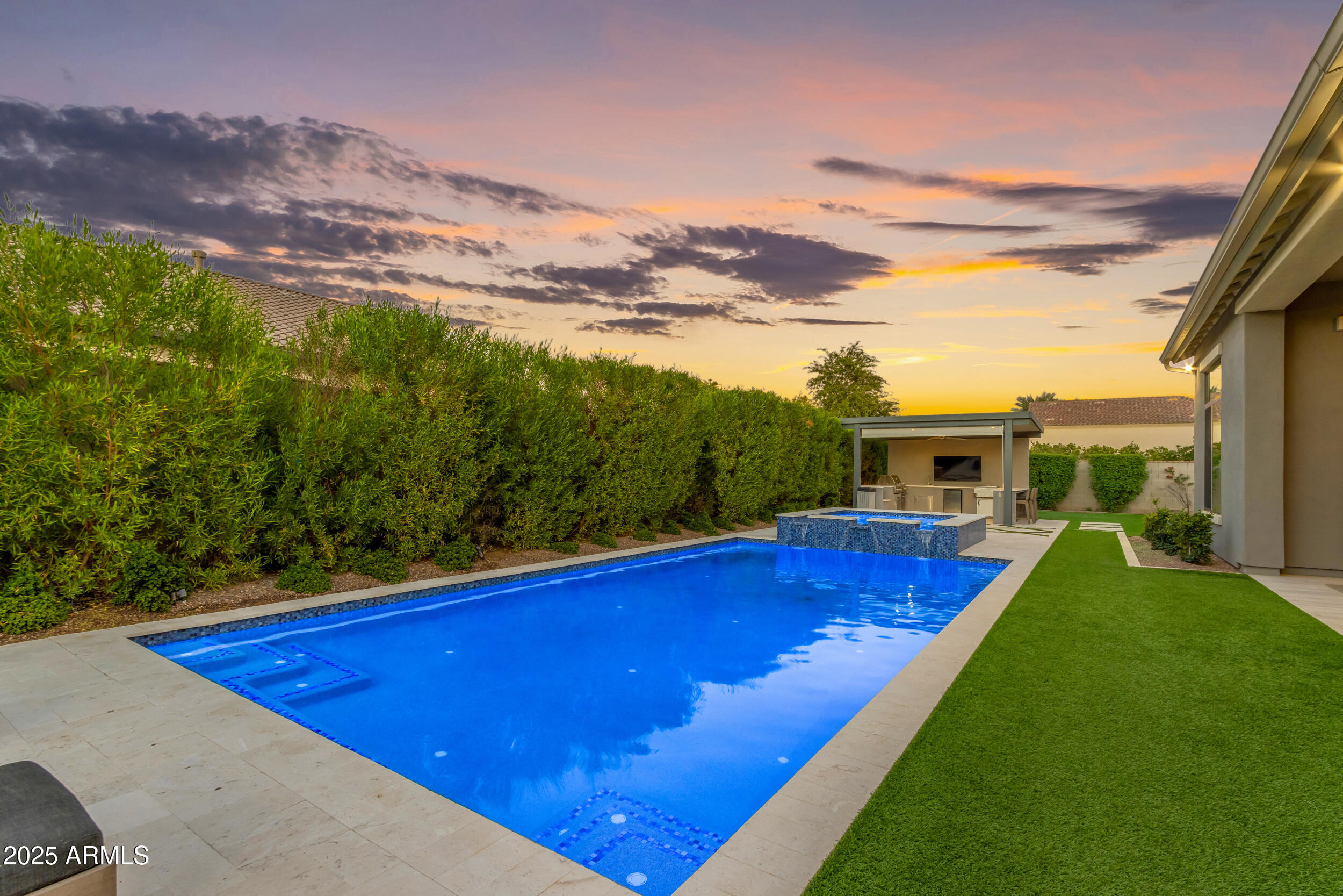 2580 E COUNTRY SHADOWS Street