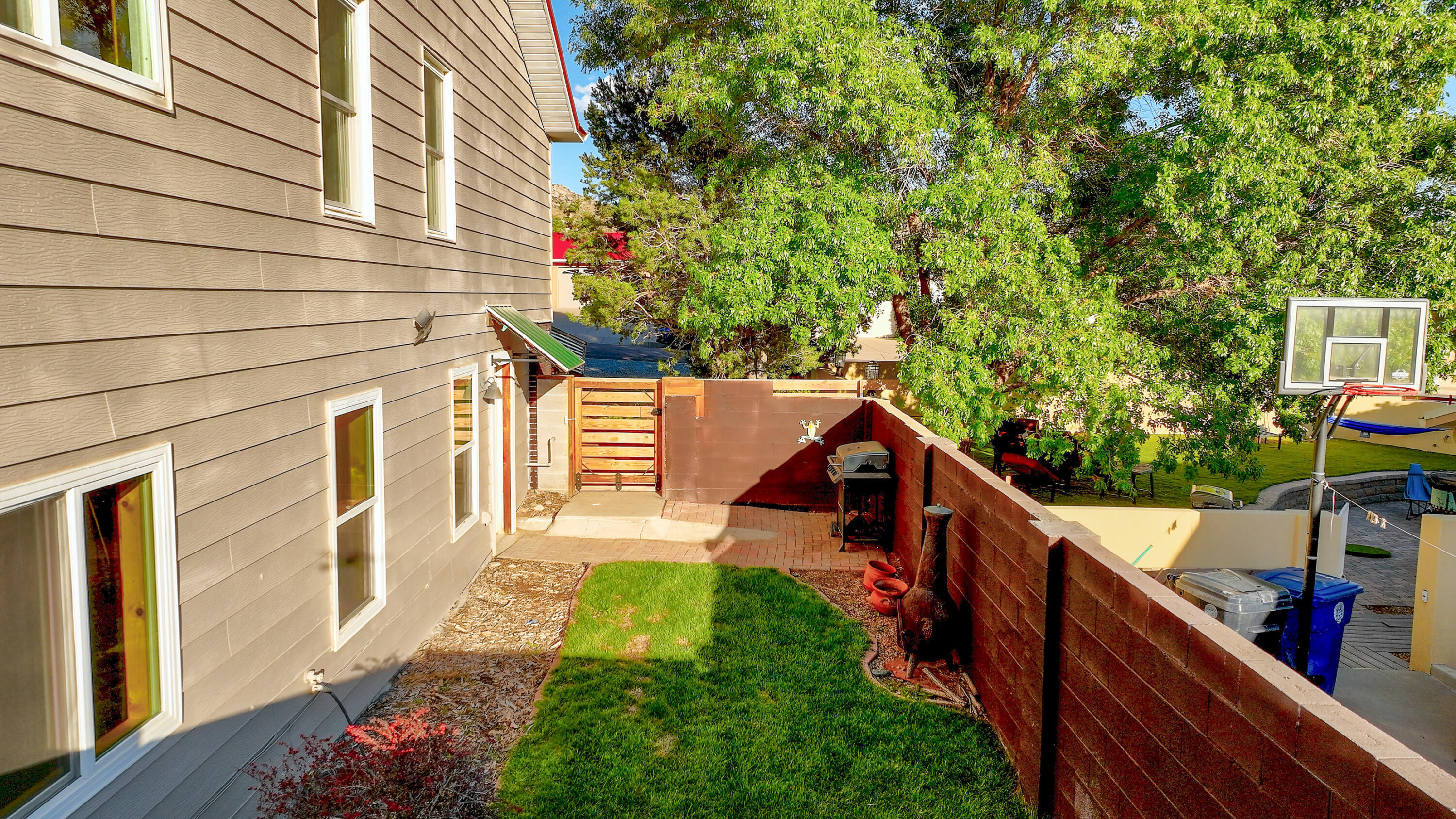 225 SHARON Drive NE