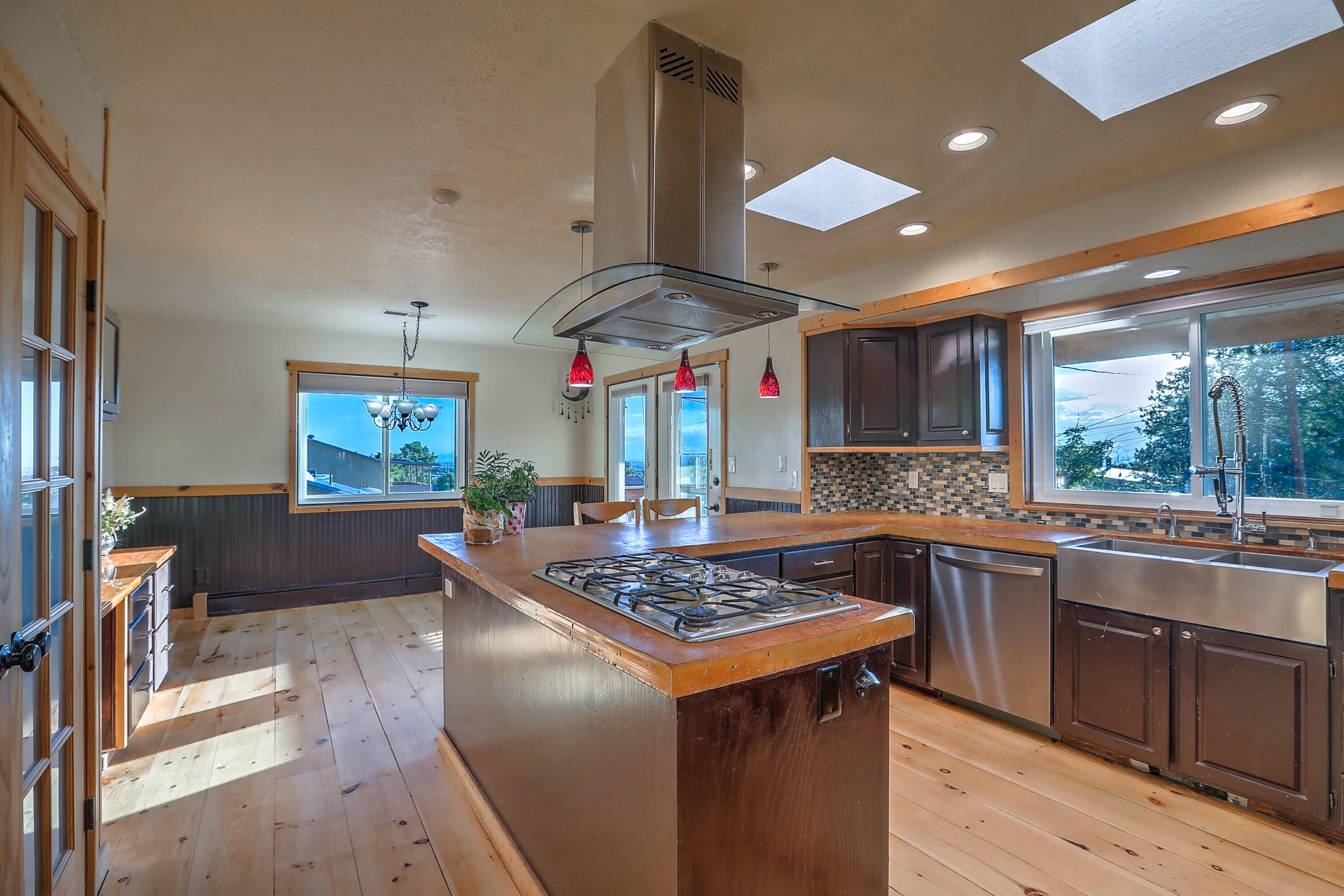 225 SHARON Drive NE