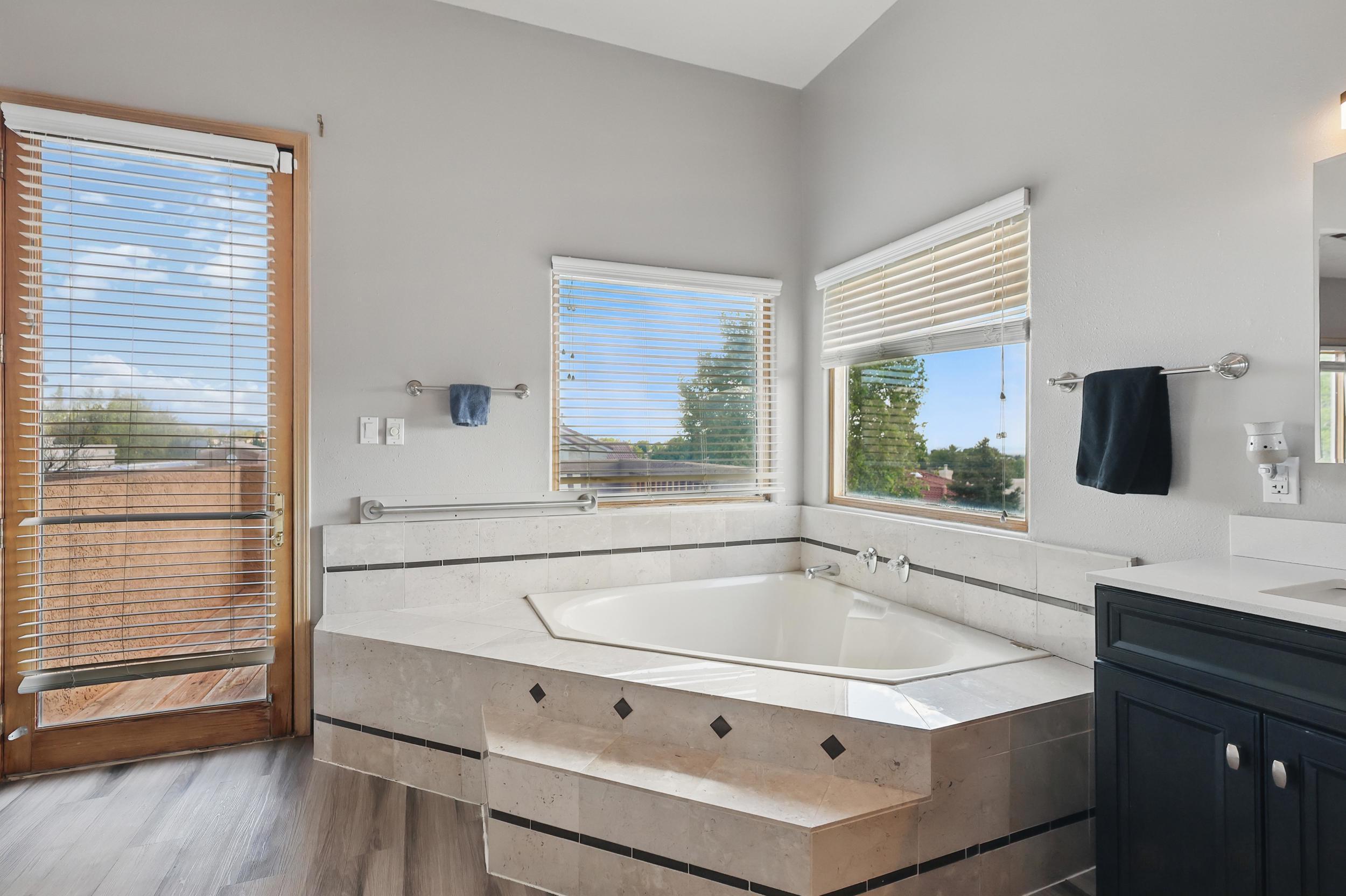 10021 WELLINGTON Drive NE