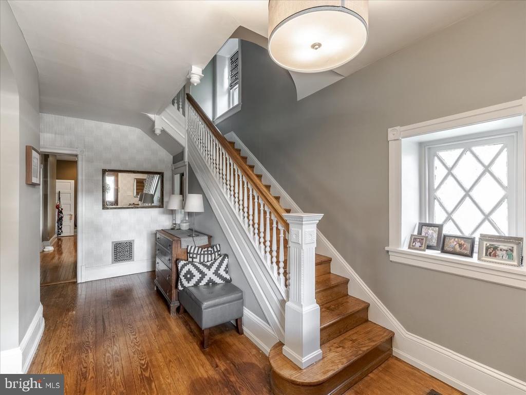 472 ROBERTS AVENUE