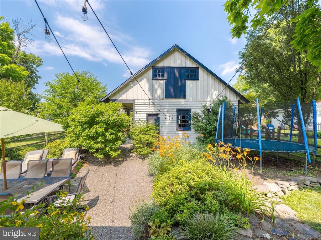 472 ROBERTS AVENUE