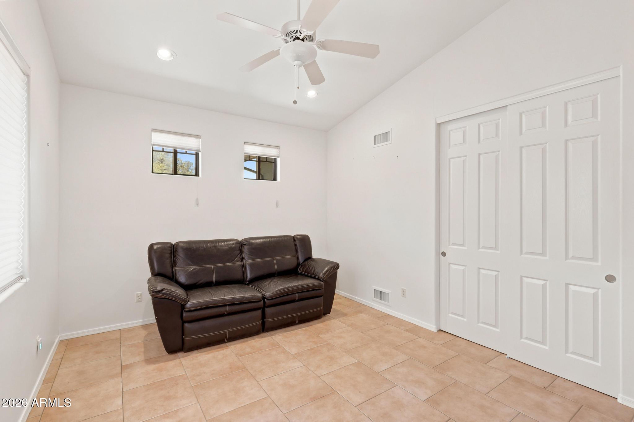 905 W LAKEVIEW Circle