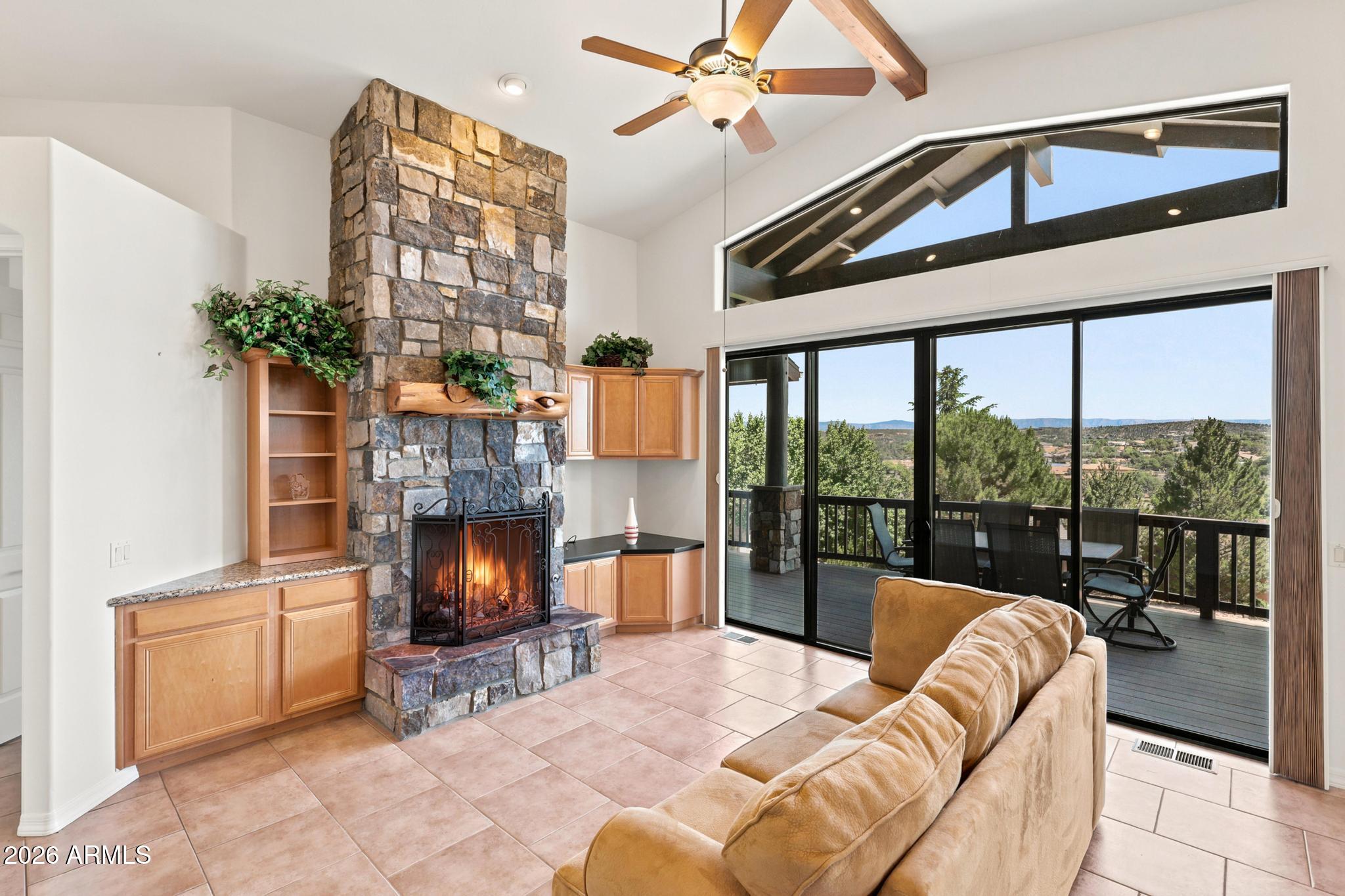 905 W LAKEVIEW Circle