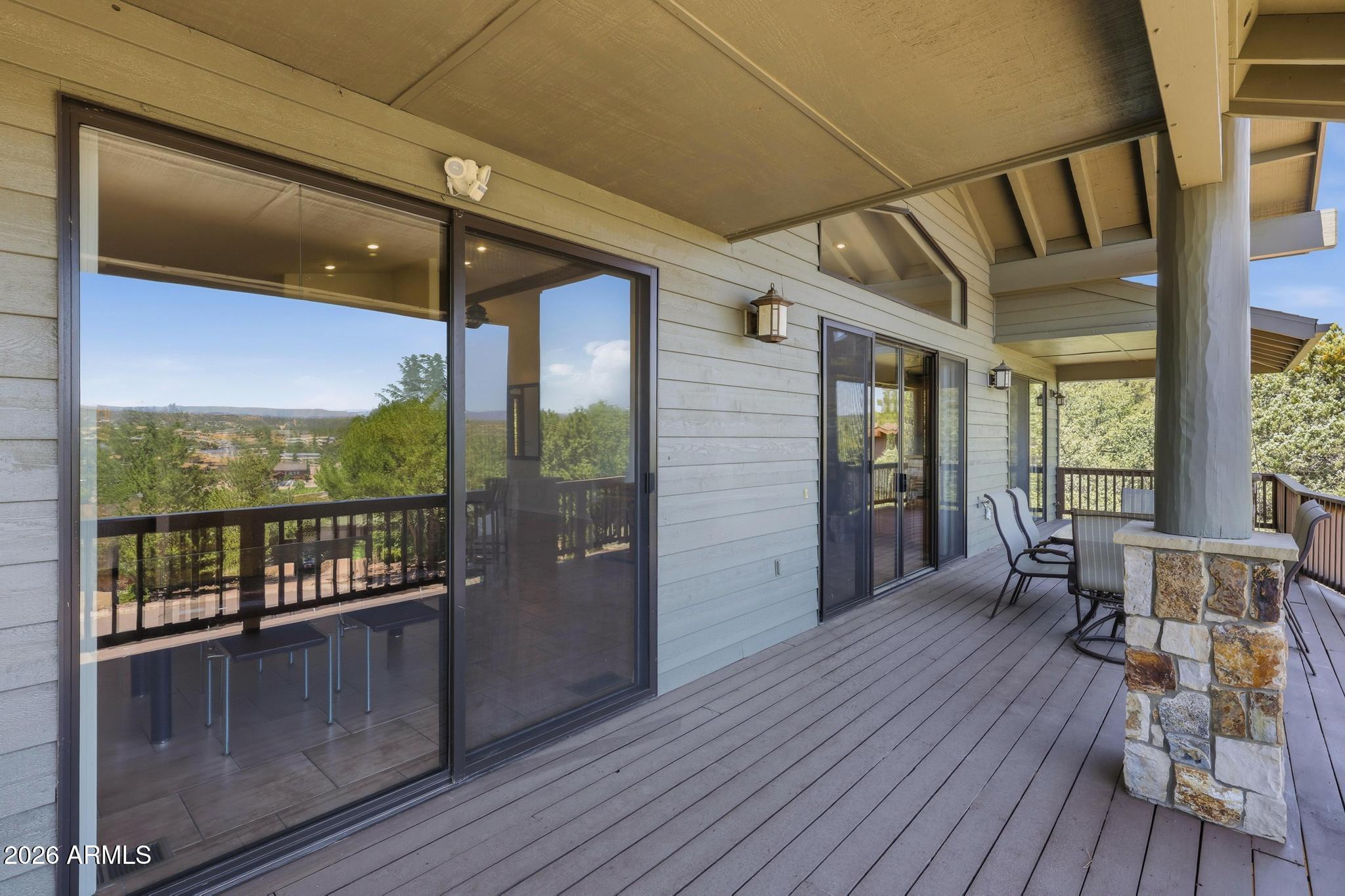 905 W LAKEVIEW Circle