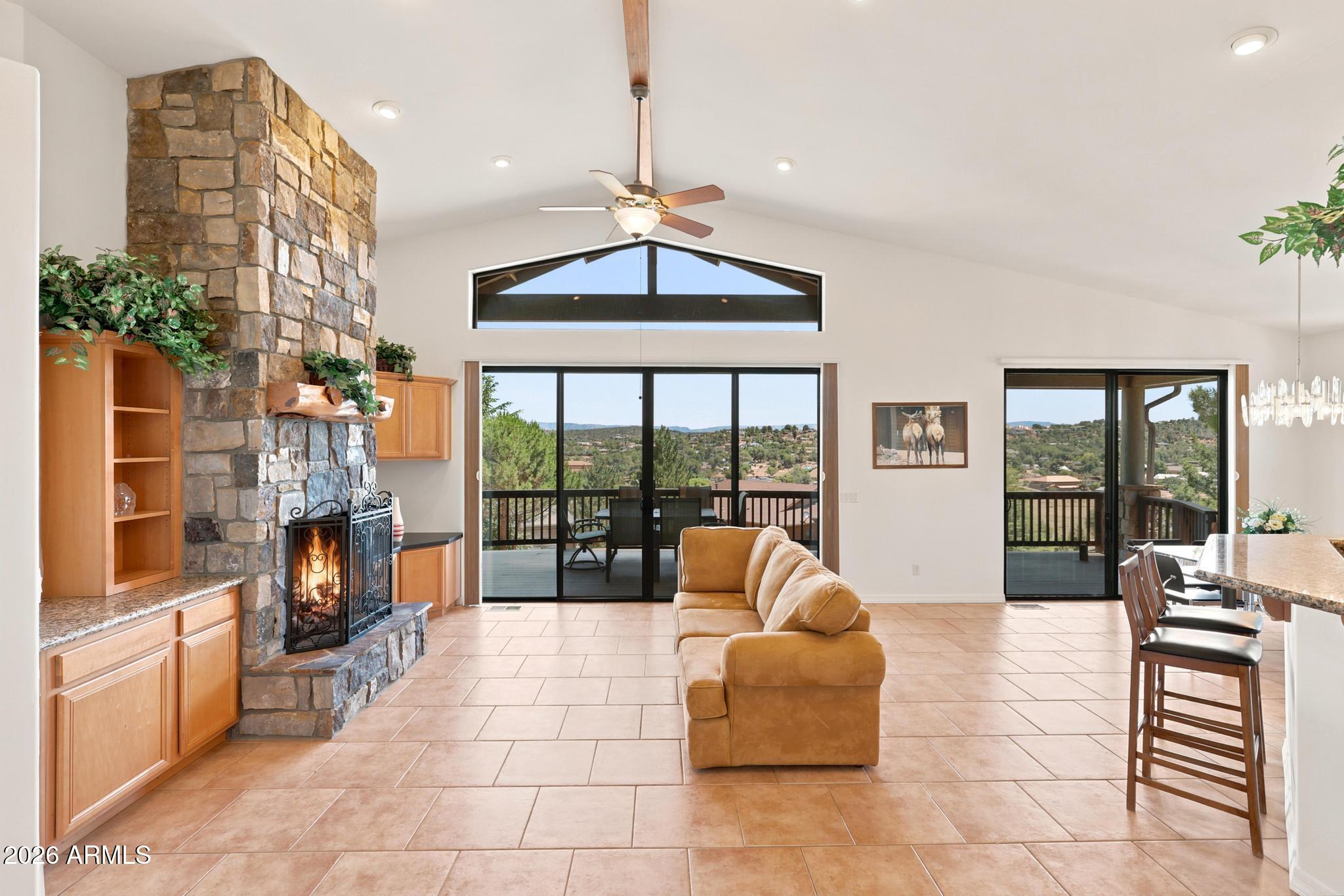 905 W LAKEVIEW Circle