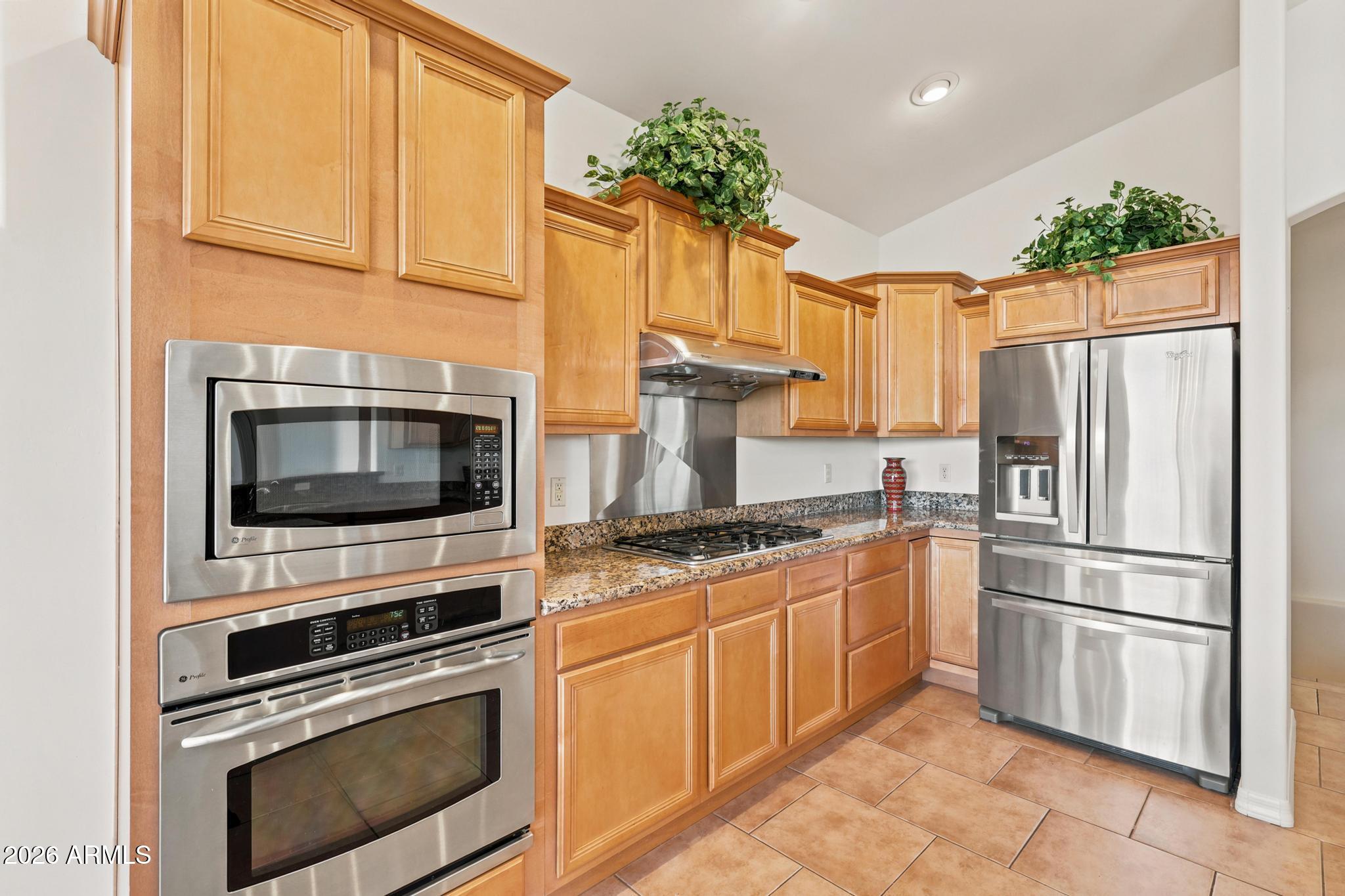 905 W LAKEVIEW Circle