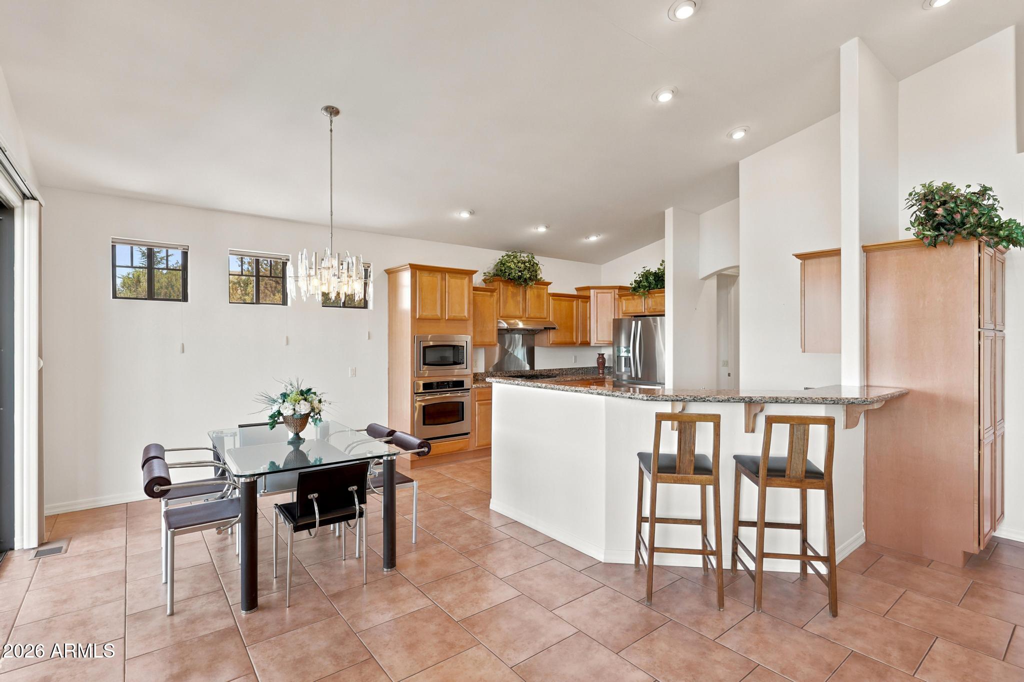 905 W LAKEVIEW Circle
