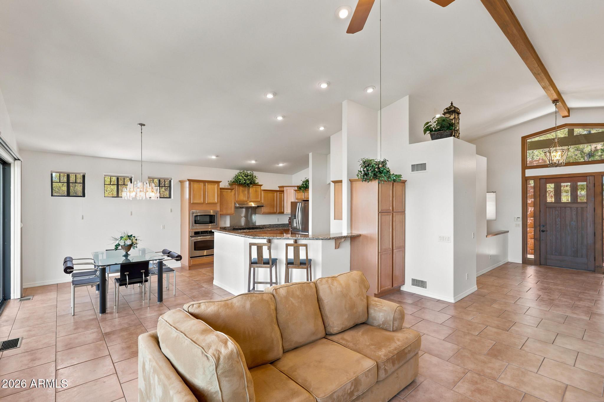 905 W LAKEVIEW Circle
