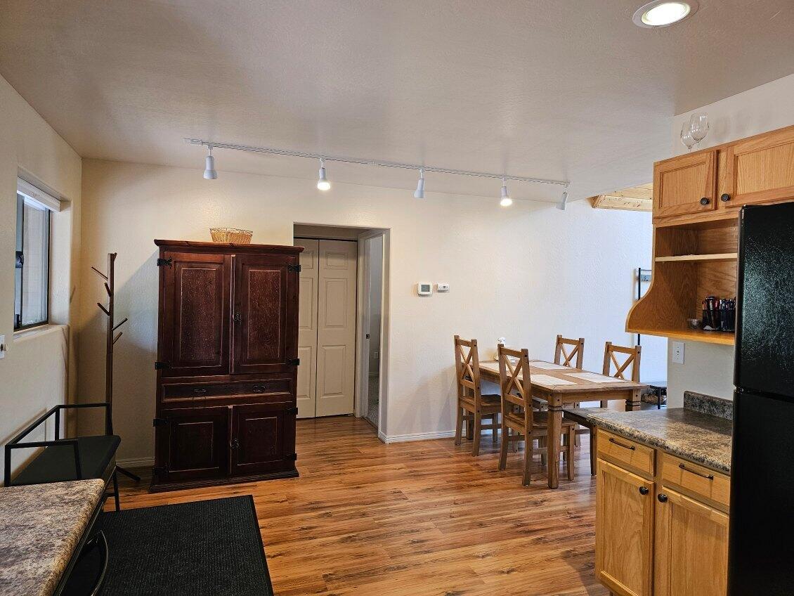 1576 Woodside Place