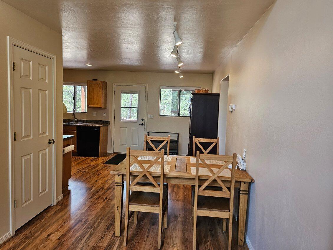 1576 Woodside Place