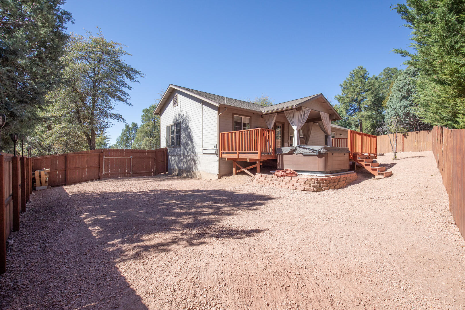 824 W Country Lane