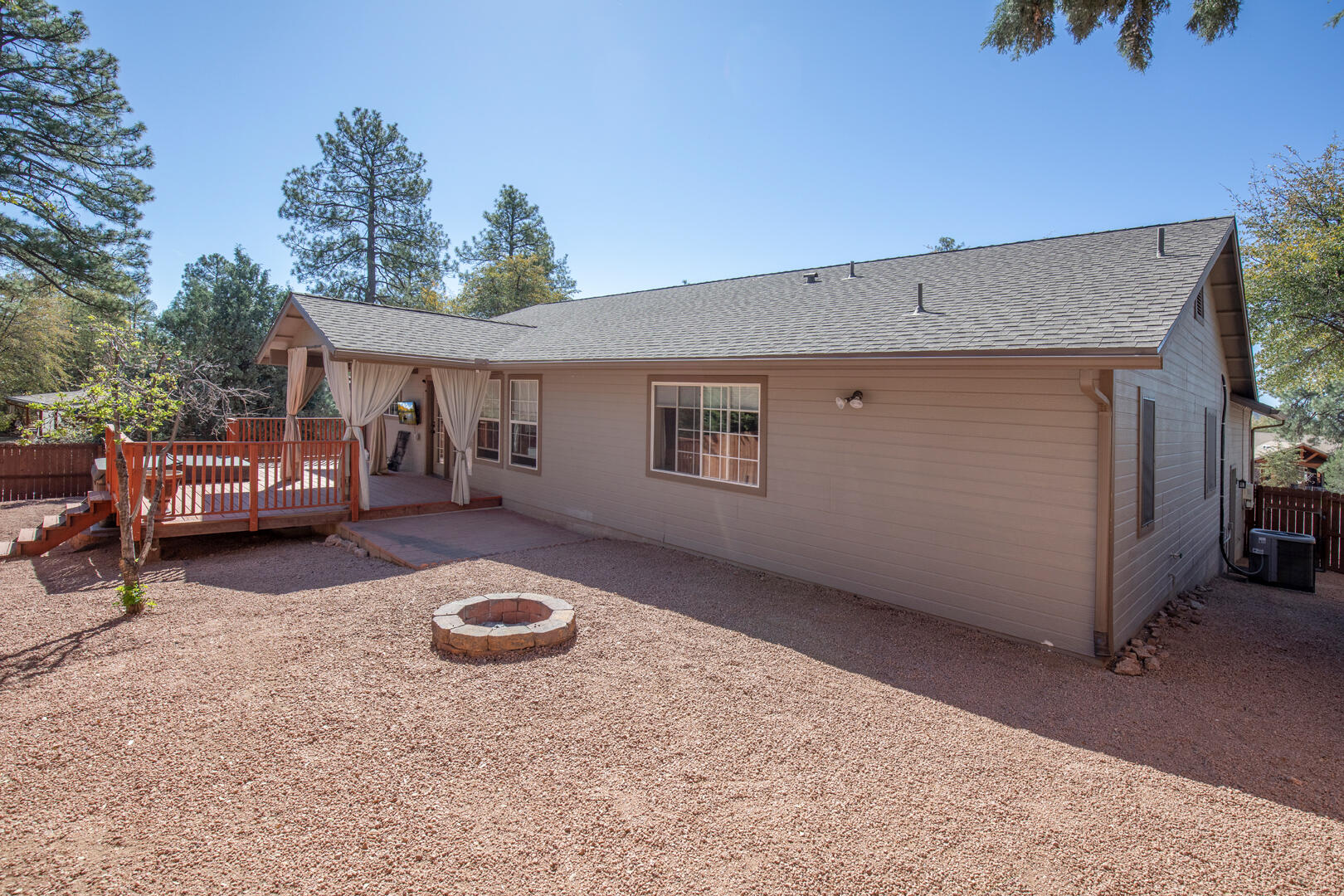 824 W Country Lane
