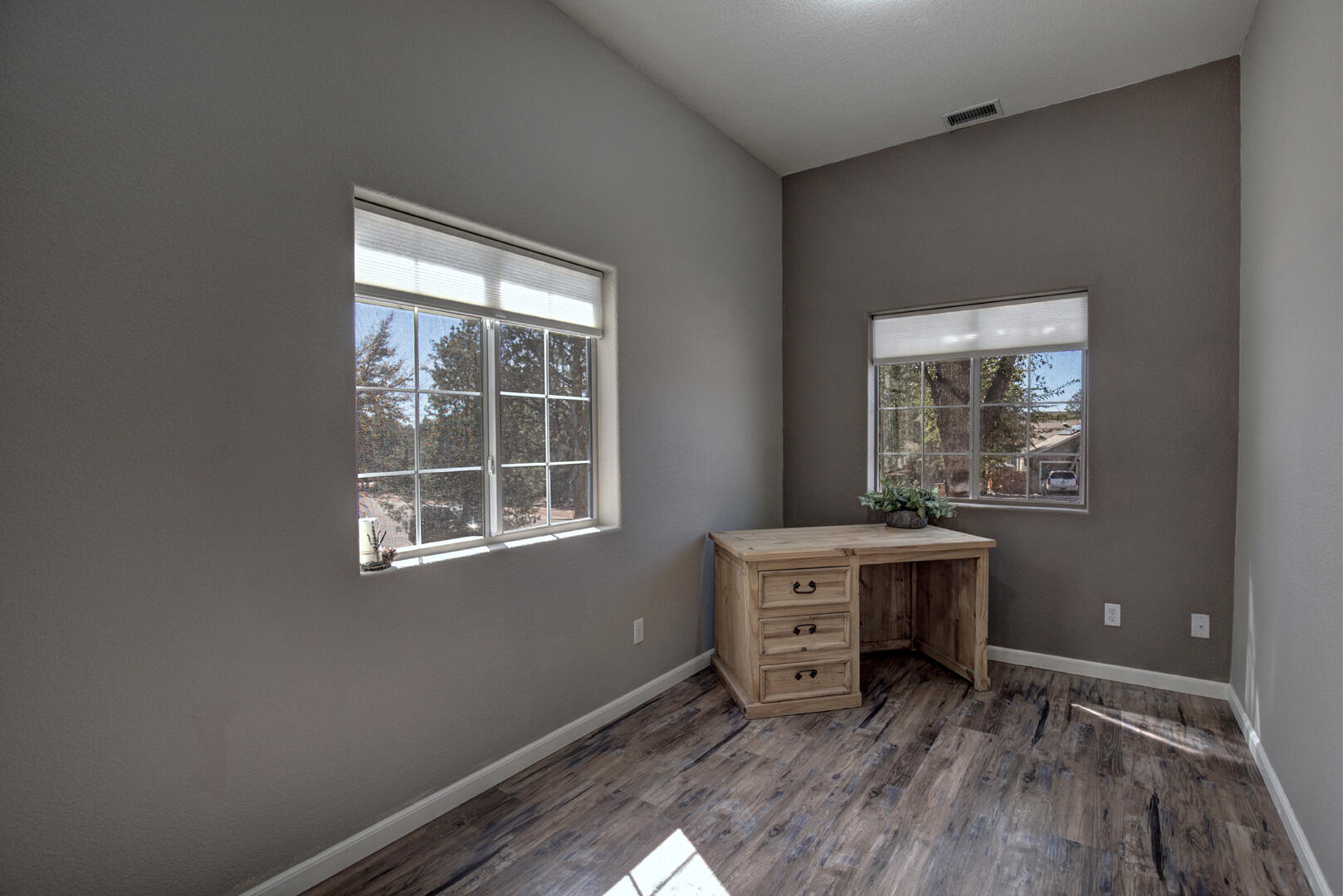 824 W Country Lane