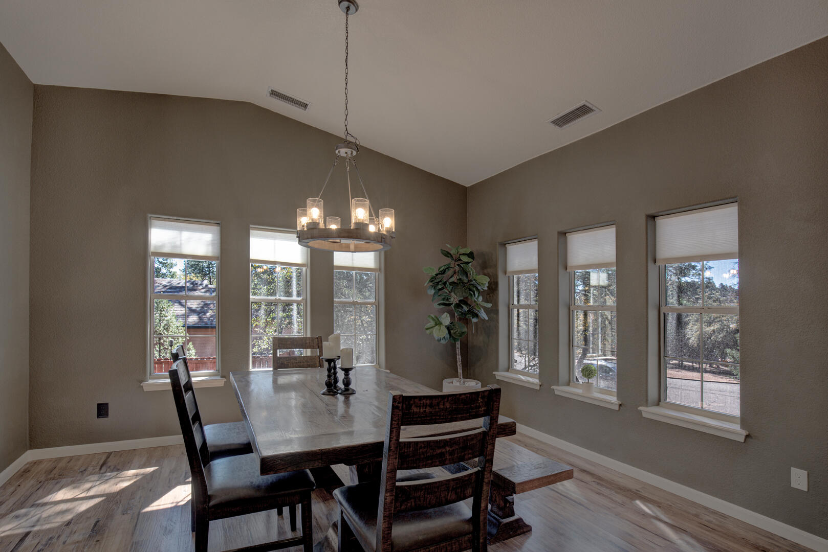 824 W Country Lane