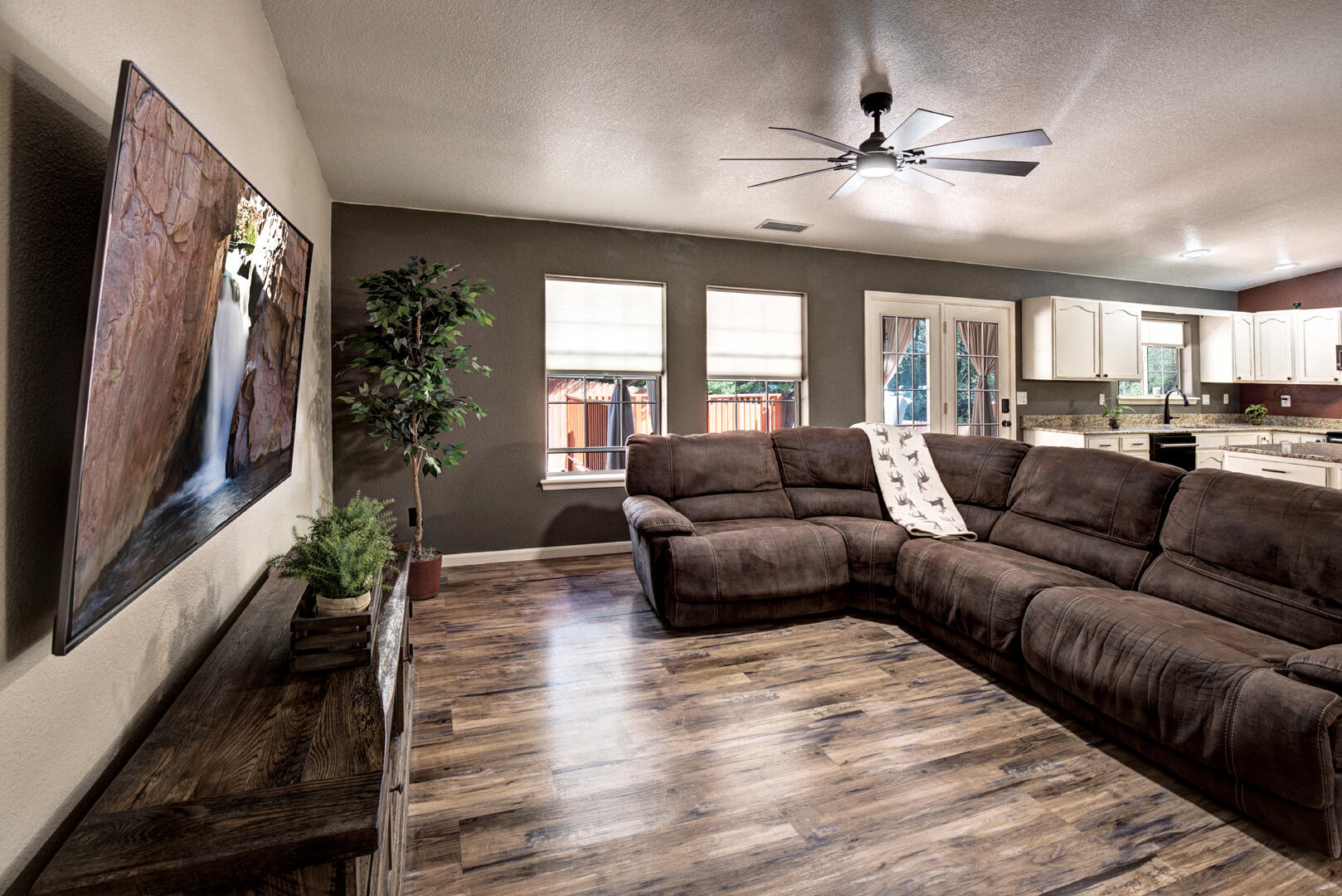 824 W Country Lane