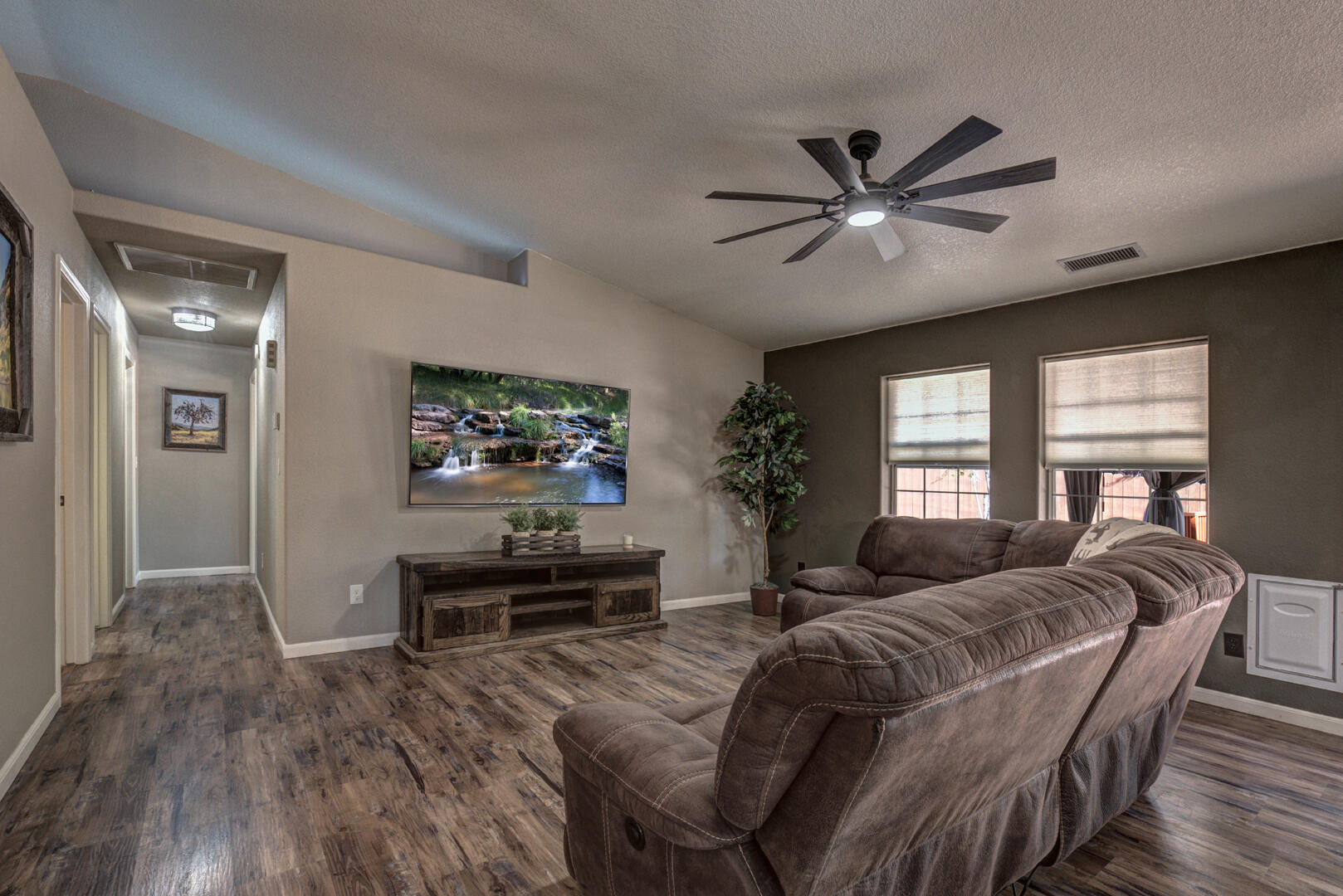 824 W Country Lane