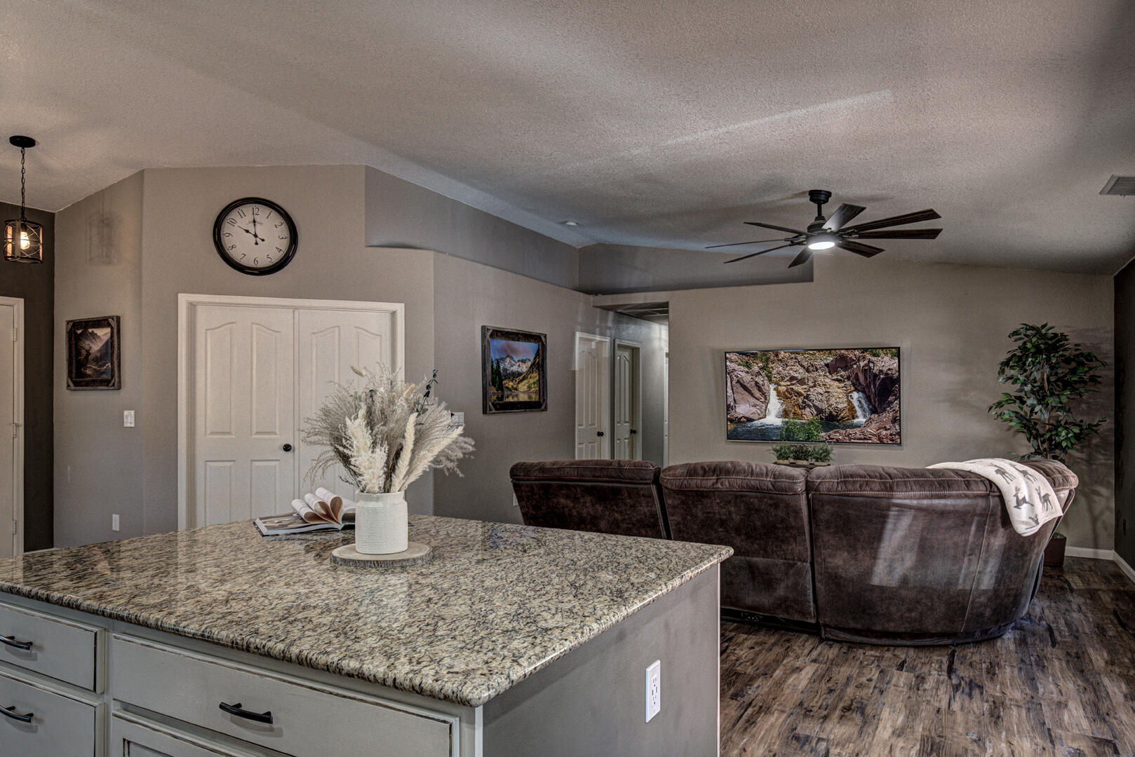 824 W Country Lane