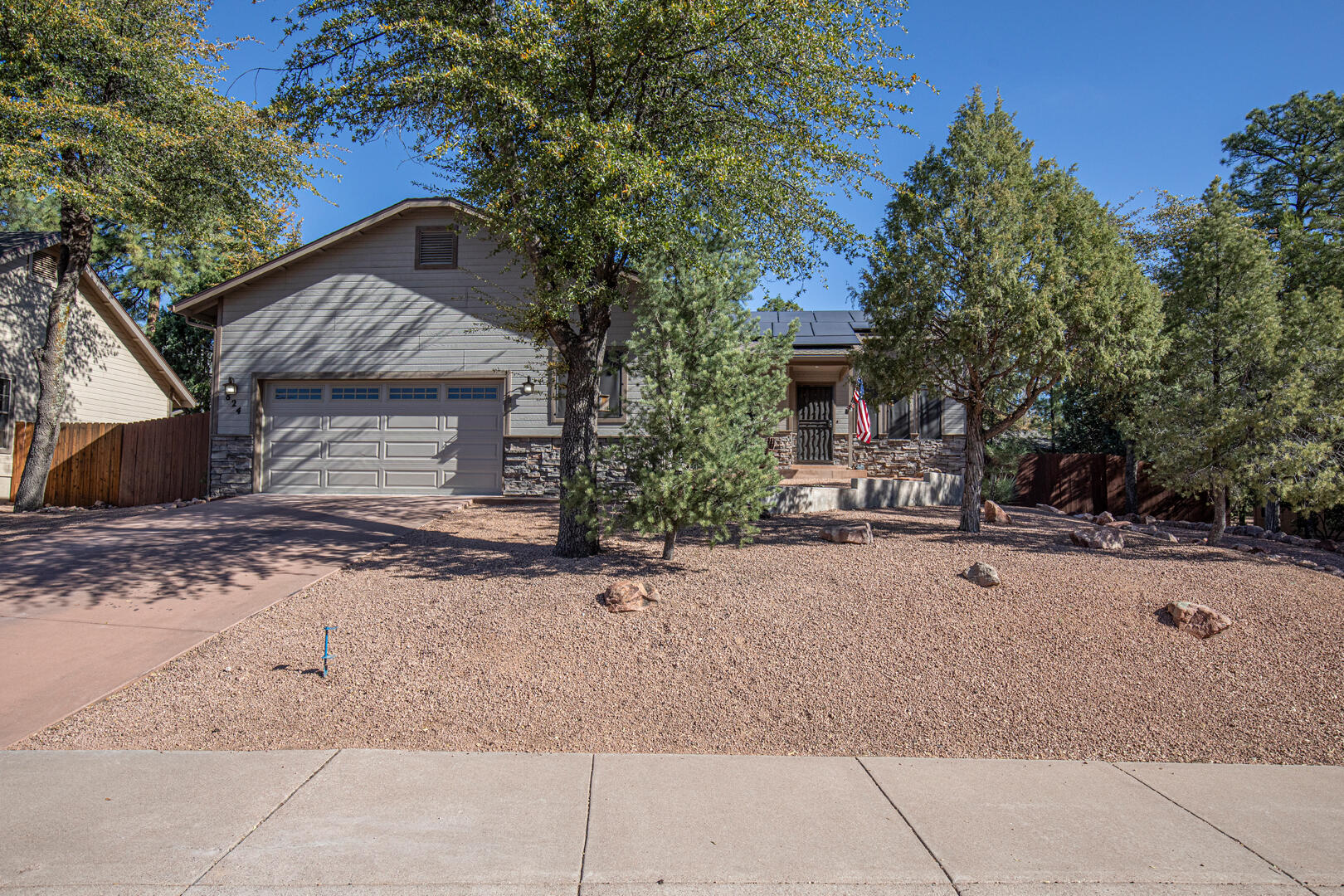 824 W Country Lane