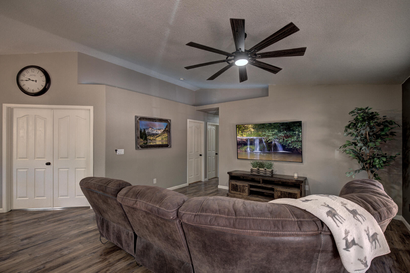 824 W Country Lane