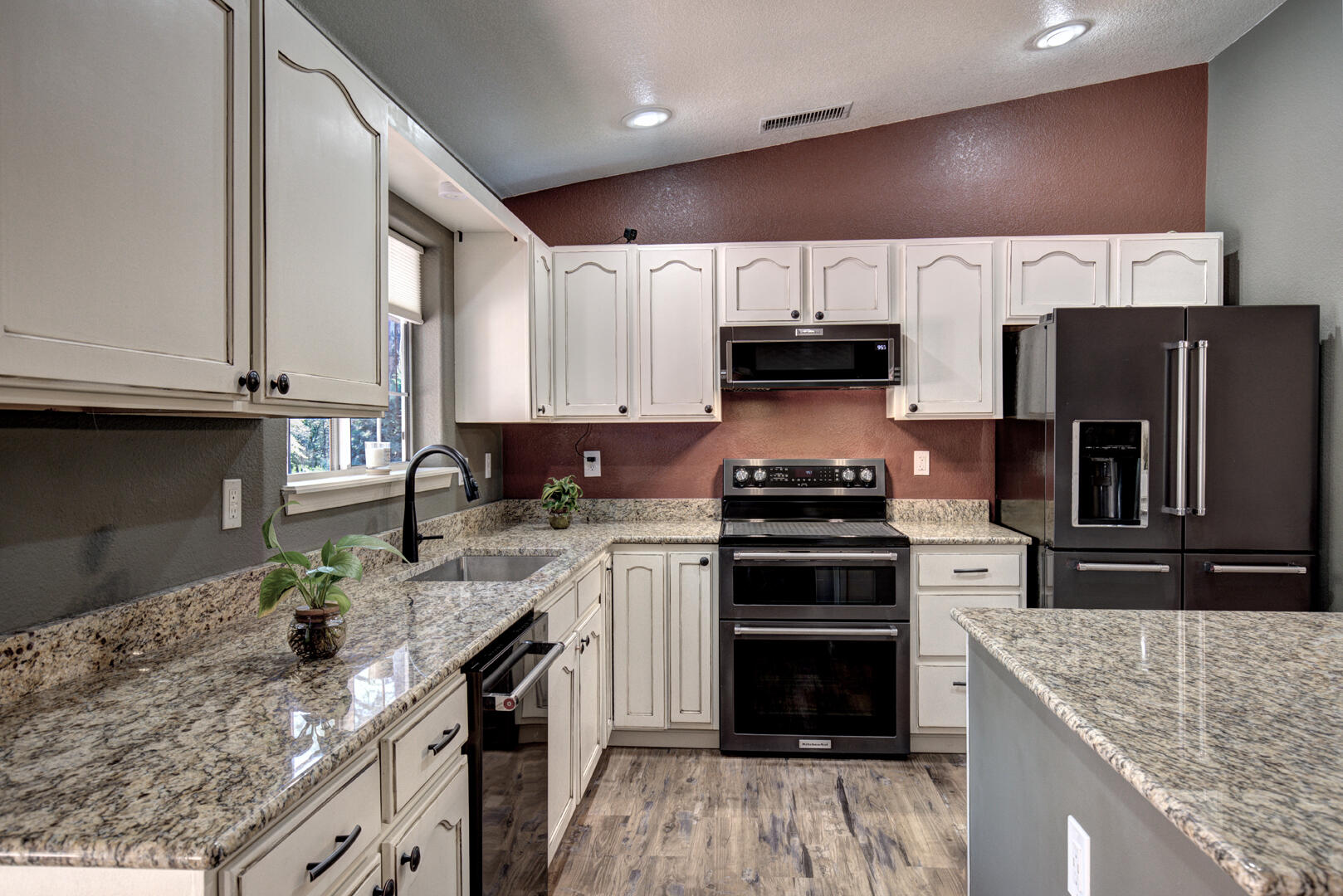 824 W Country Lane