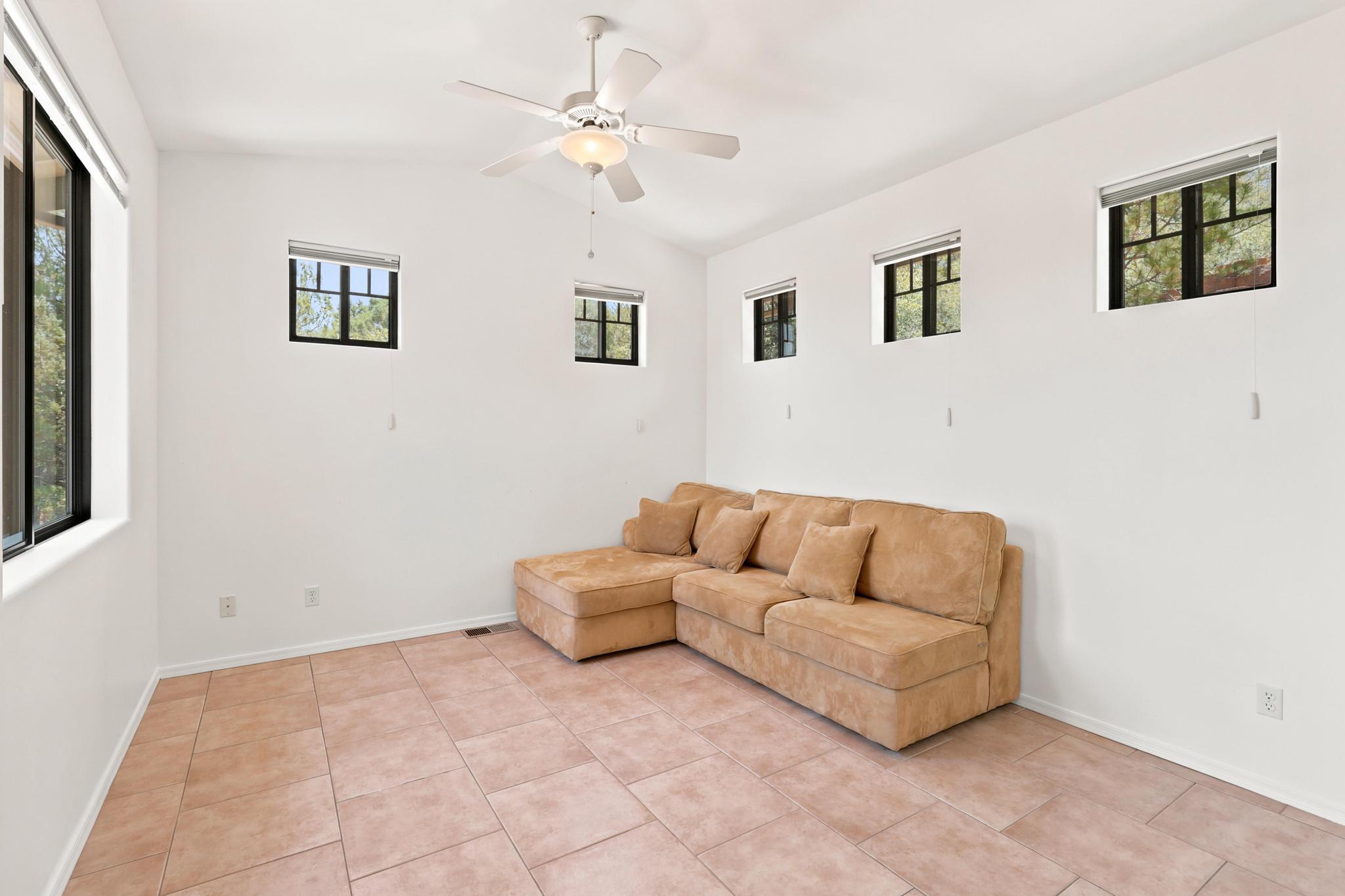 905 W Lakeview Circle