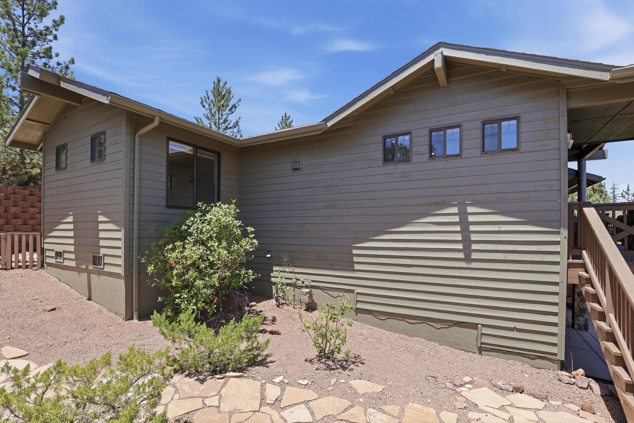 905 W Lakeview Circle