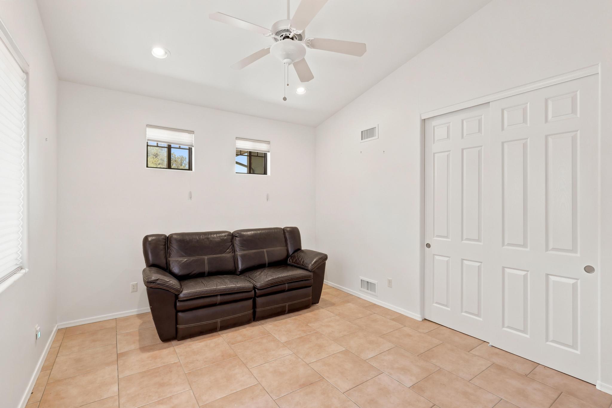 905 W Lakeview Circle
