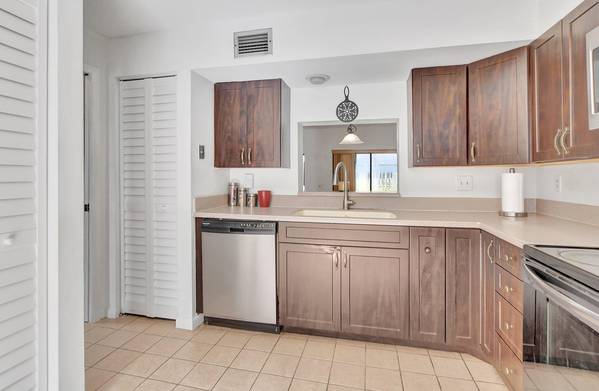 6730 Canary Palm Circle