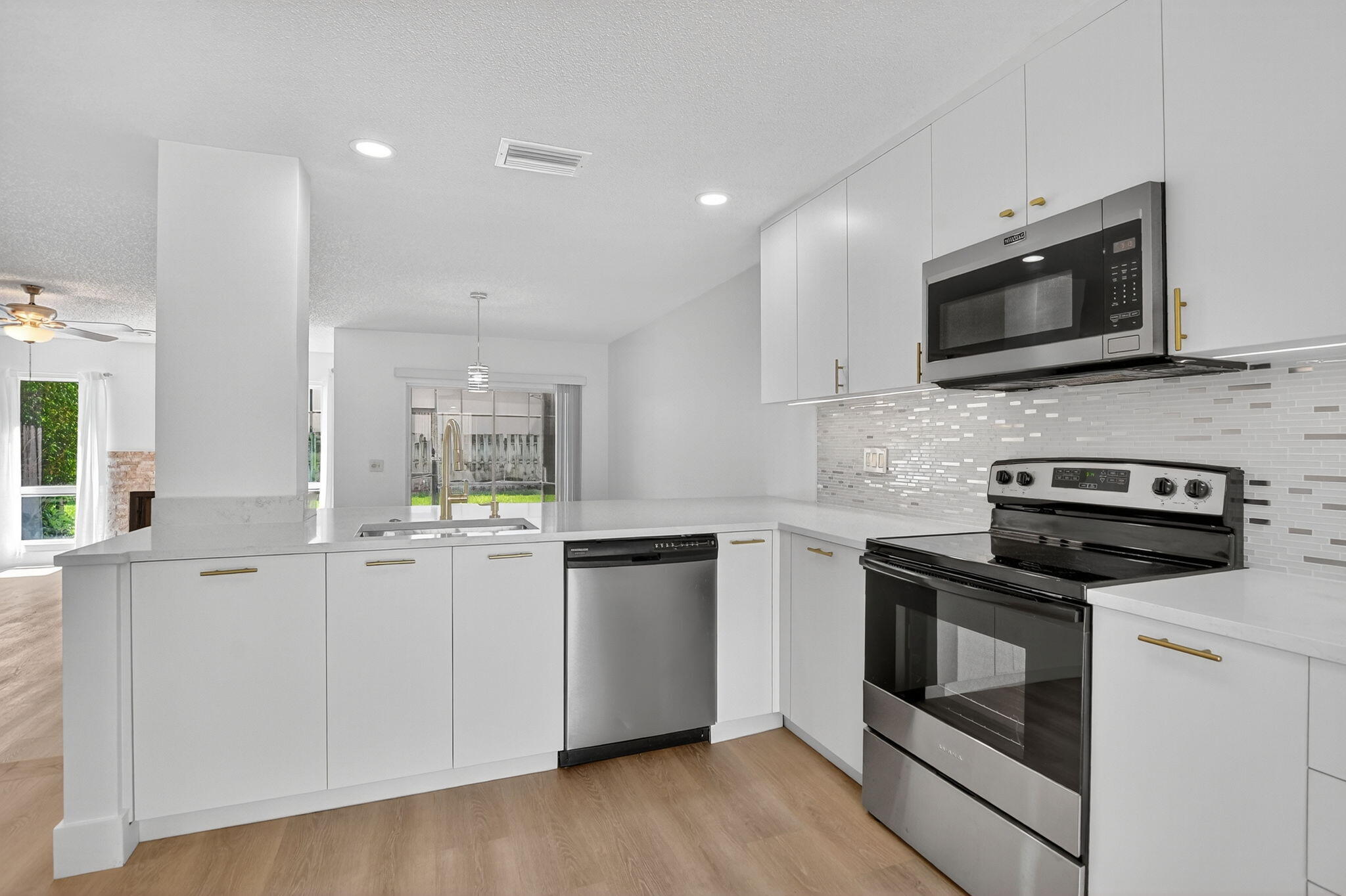 6730 Canary Palm Circle