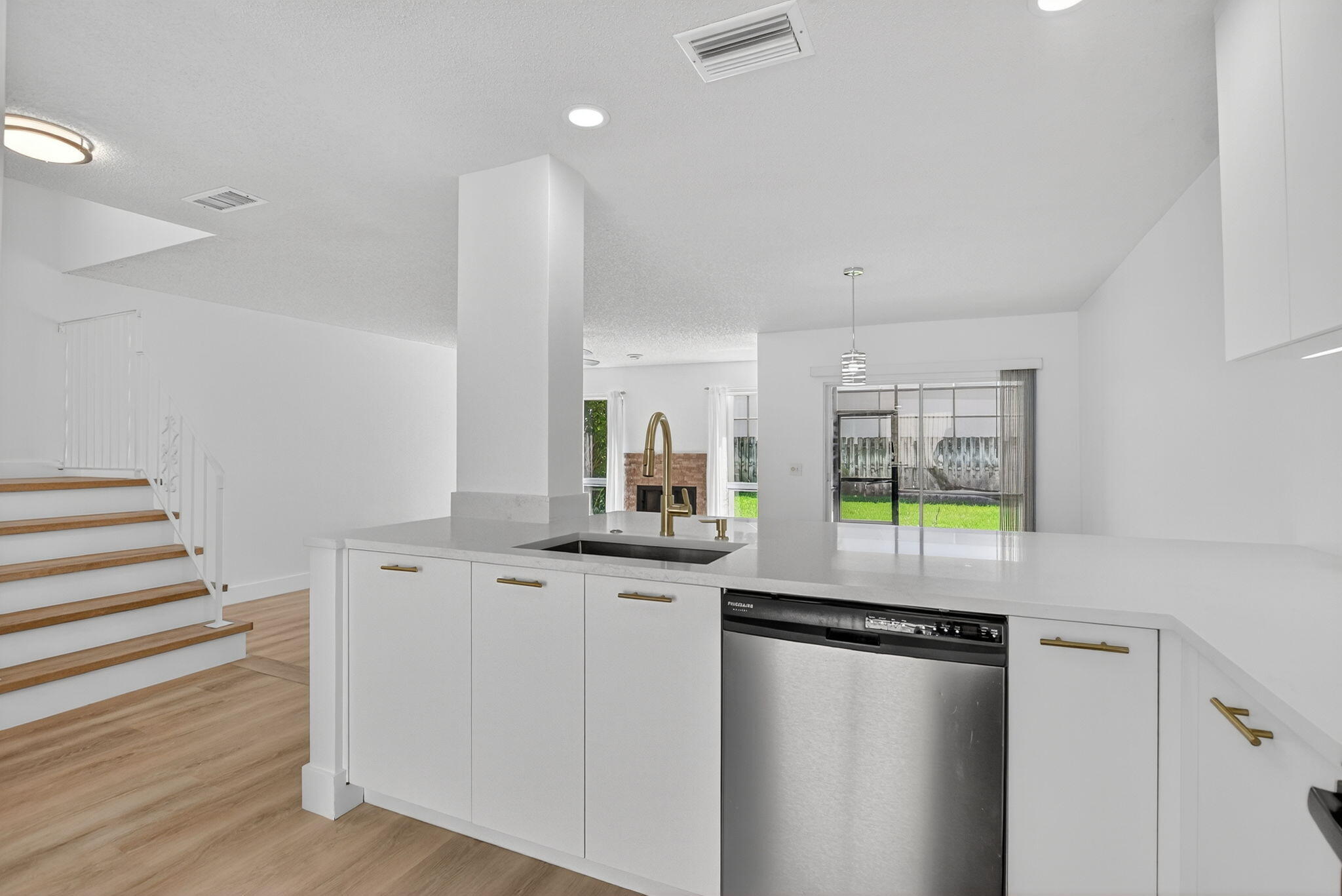 6730 Canary Palm Circle