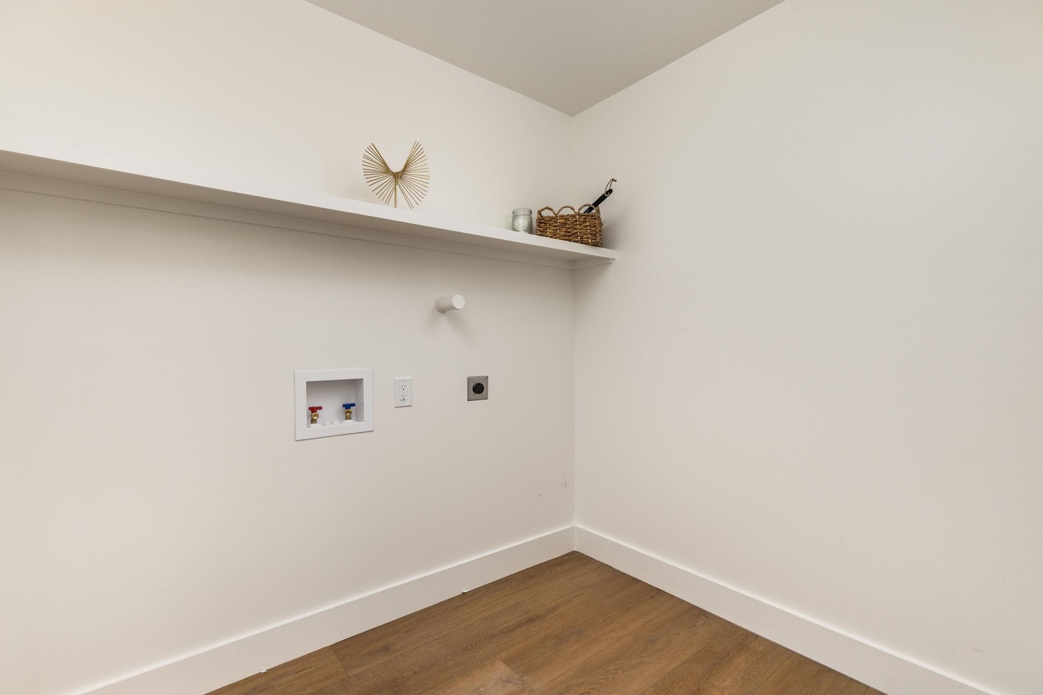 2112 Vanderbilt LN