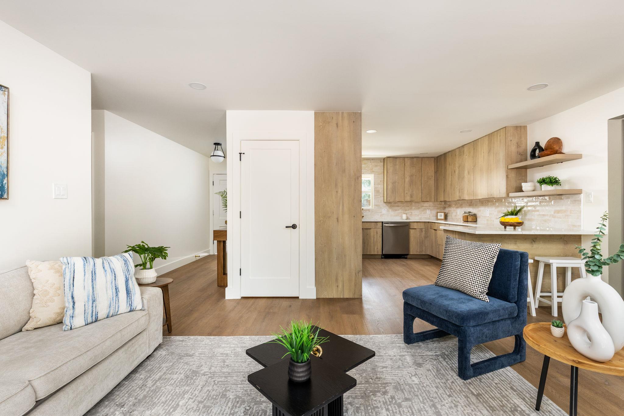 2112 Vanderbilt LN