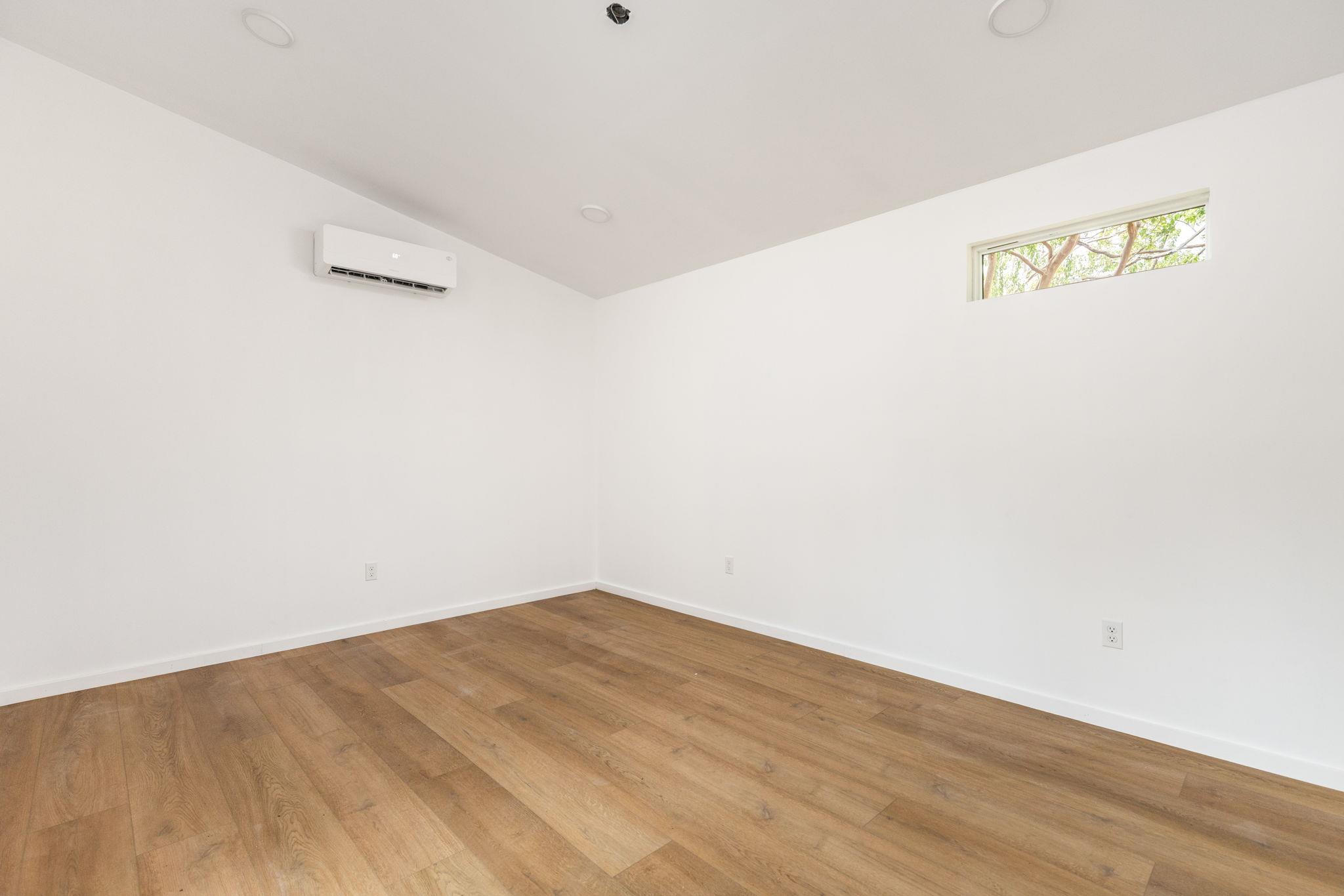 2112 Vanderbilt LN
