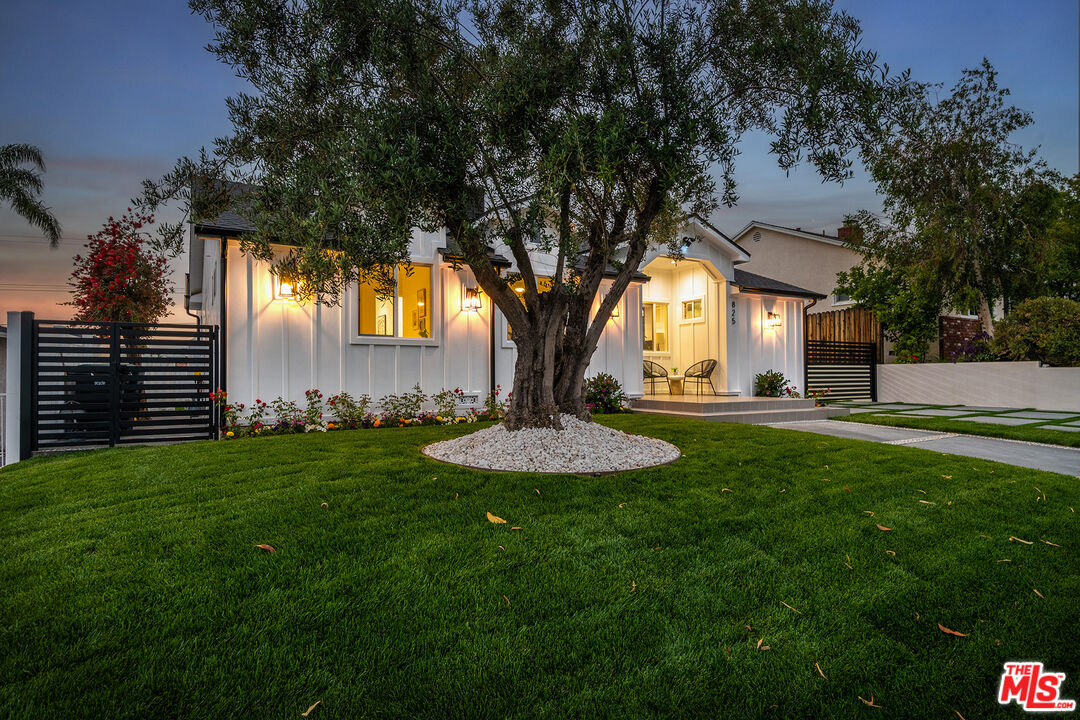 825 Amherst Dr
