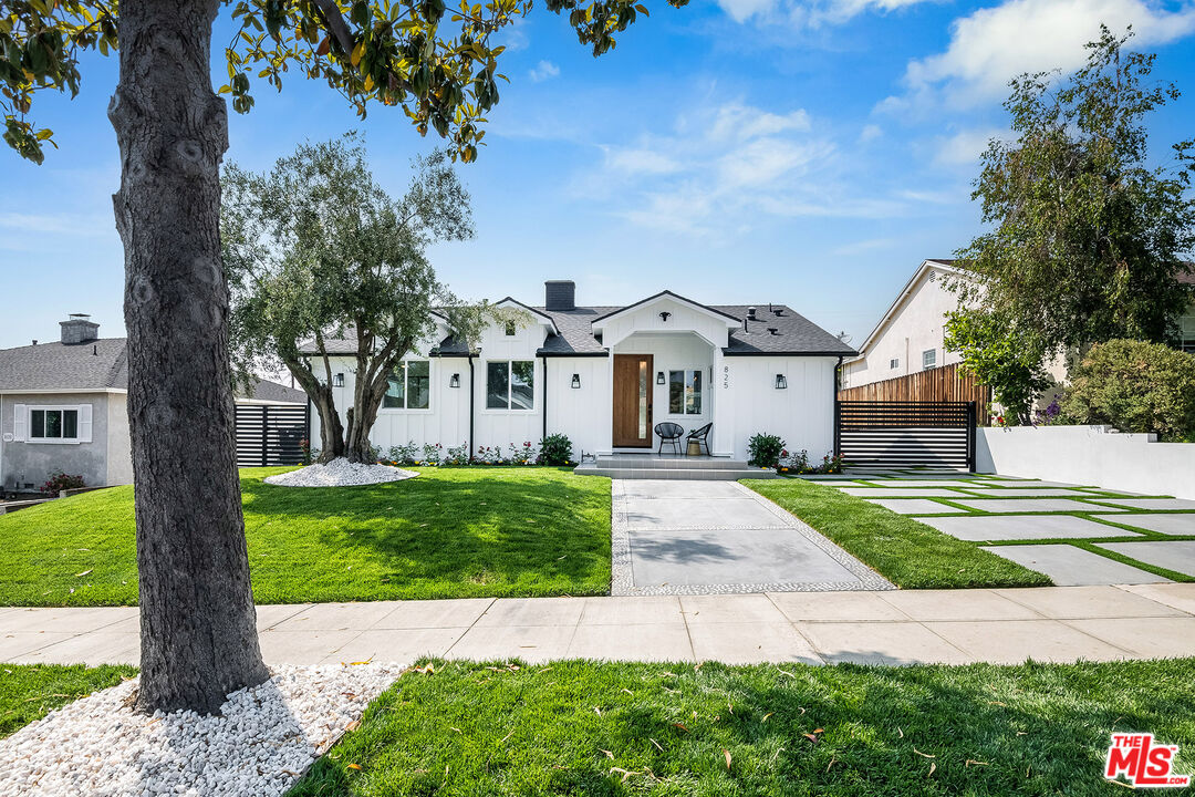 825 Amherst Dr