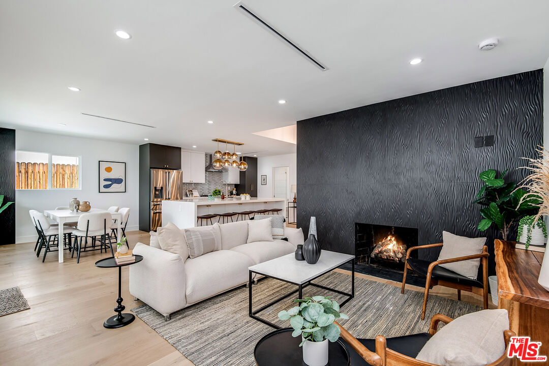 825 Amherst Dr