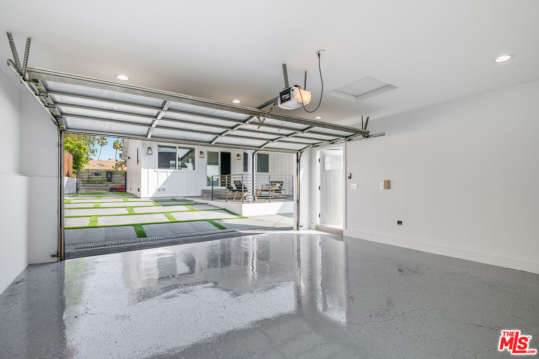 825 Amherst Dr