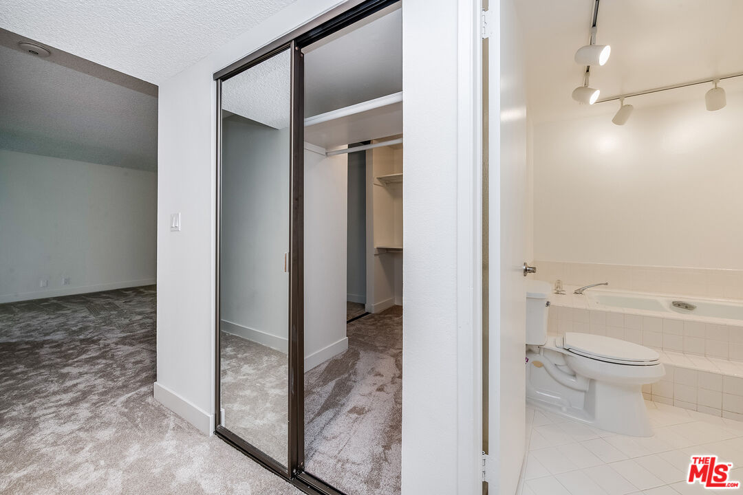 222 N Rose St Unit: 202