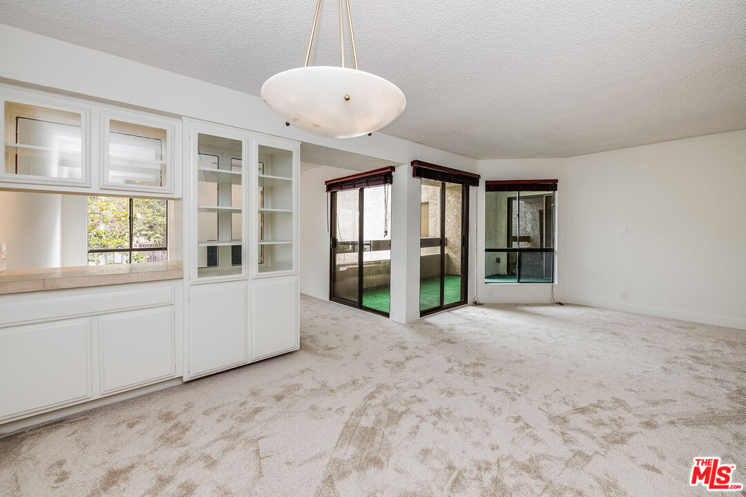 222 N Rose St Unit: 202