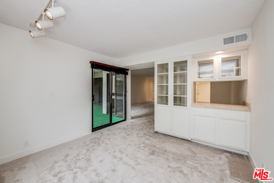 222 N Rose St Unit: 202