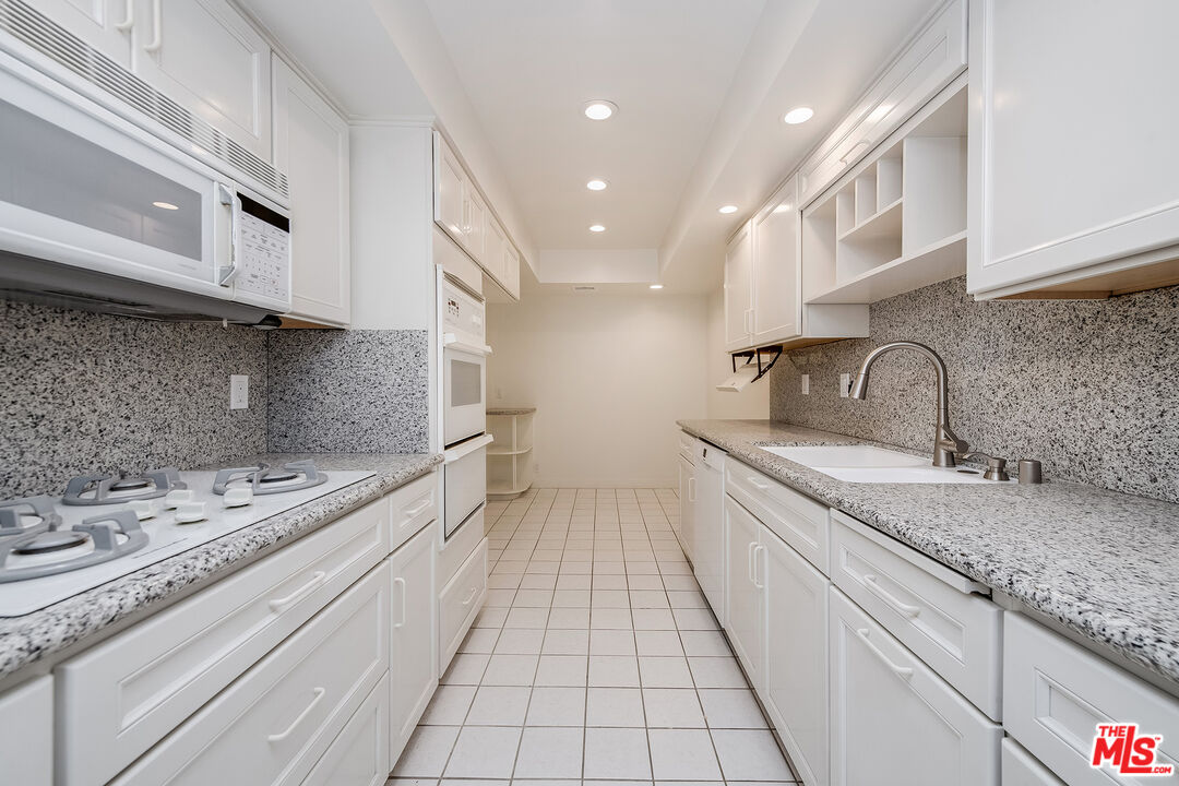 222 N Rose St Unit: 202